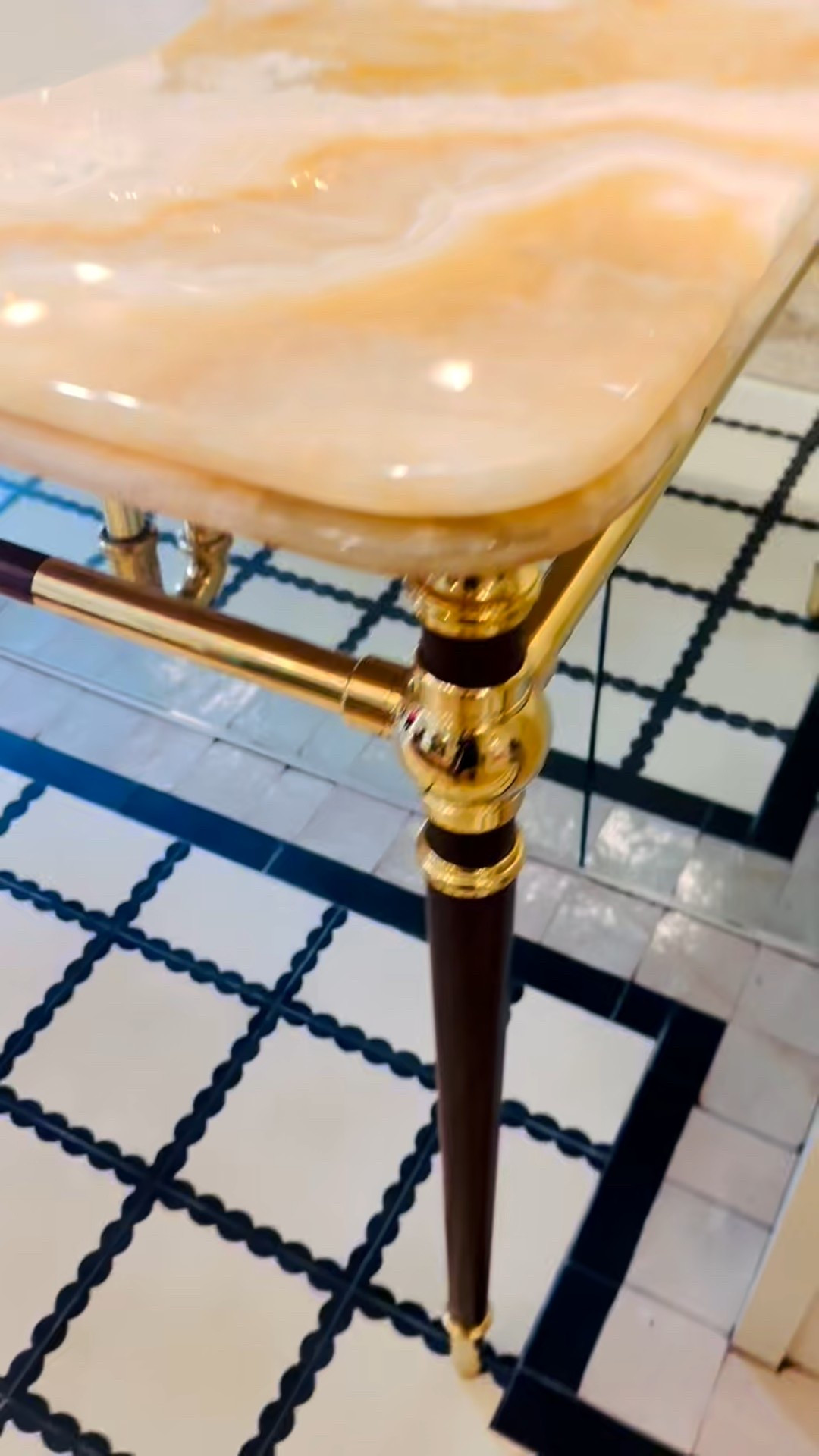 2026 bathroom trend: Classic design is making a strong return. Thoughtful details, layered textures, and timeless bathroom vanities are redefining modern luxury.
#QuietLuxury #ClassicBathroom #BathroomVanity #TimelessStyle #ElevatedInteriors

#LTKHome