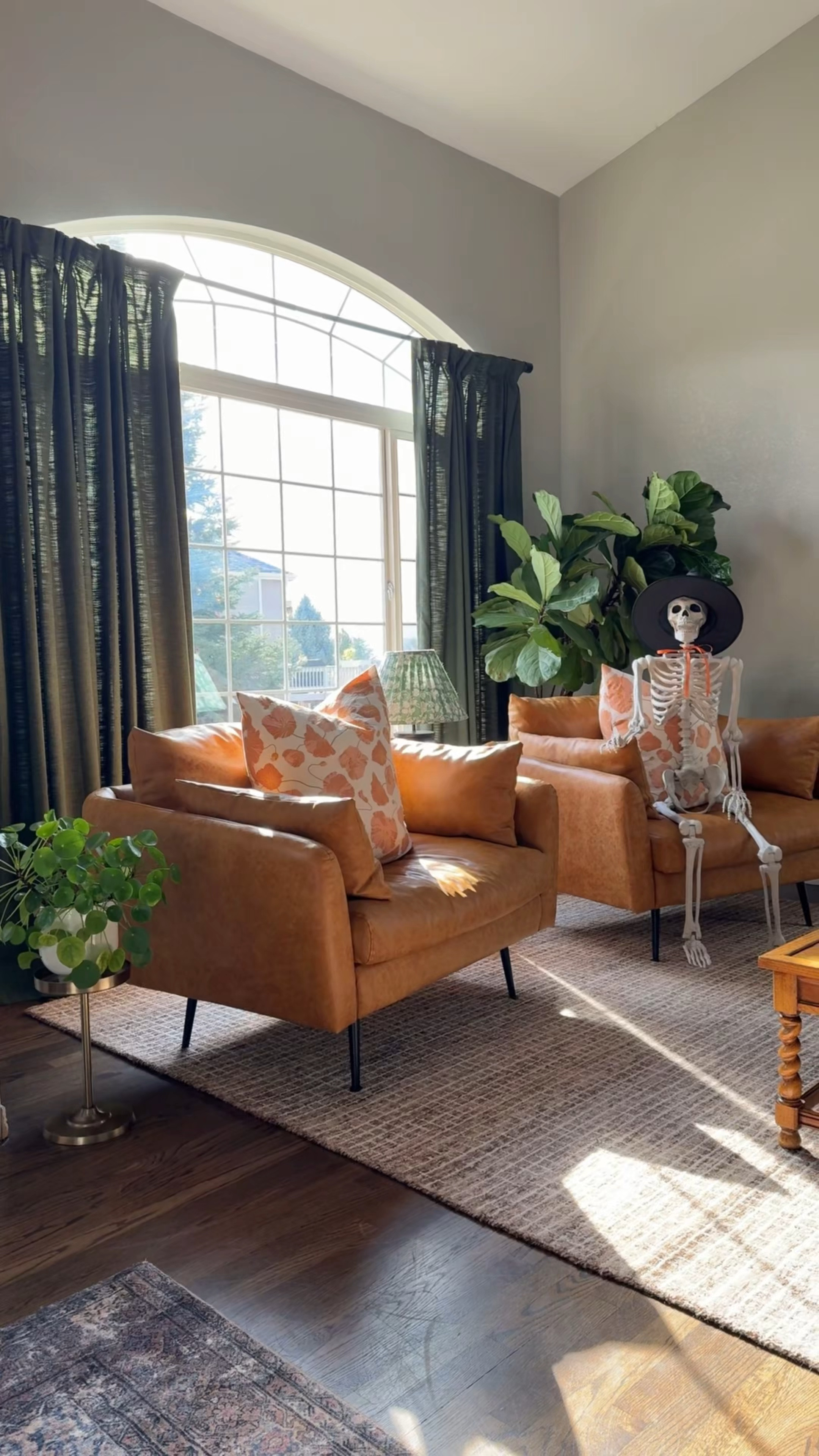 Making the front room more spooky 😂💀 

#LTKVideo #LTKHalloween #LTKSeasonal