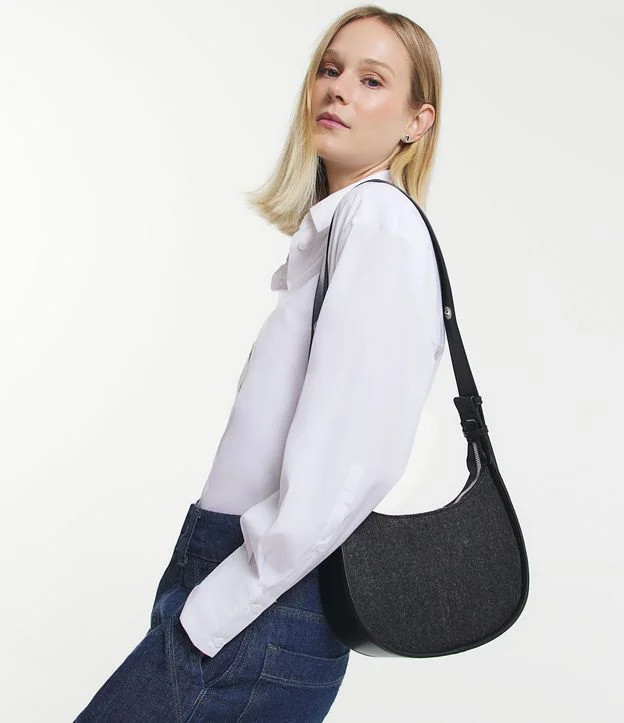 Bolsa Baguete em Material Sintético com Fechamento em Zíper Preto | Renner (BR)