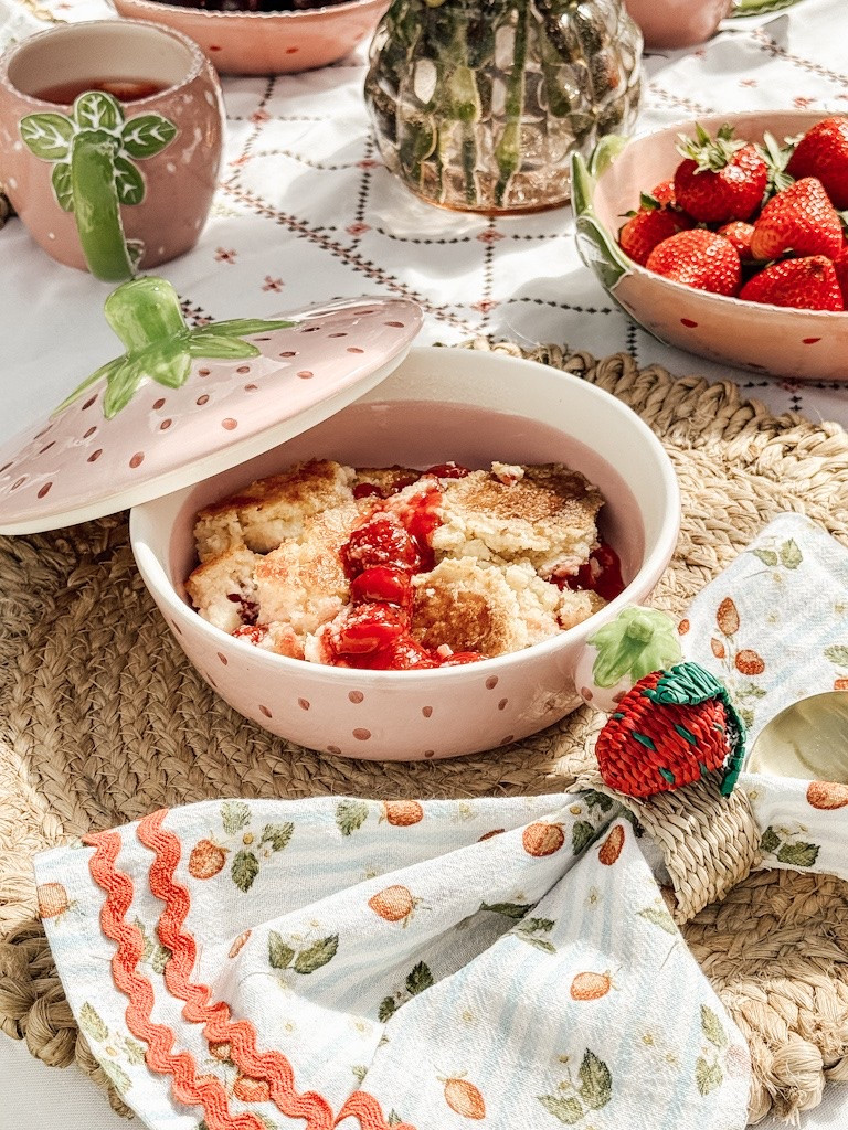 This Cherry Cheesecake Dump Cake is a new family favorite! #easyrecipes #dumpcake #easydesserts

#LTKHome