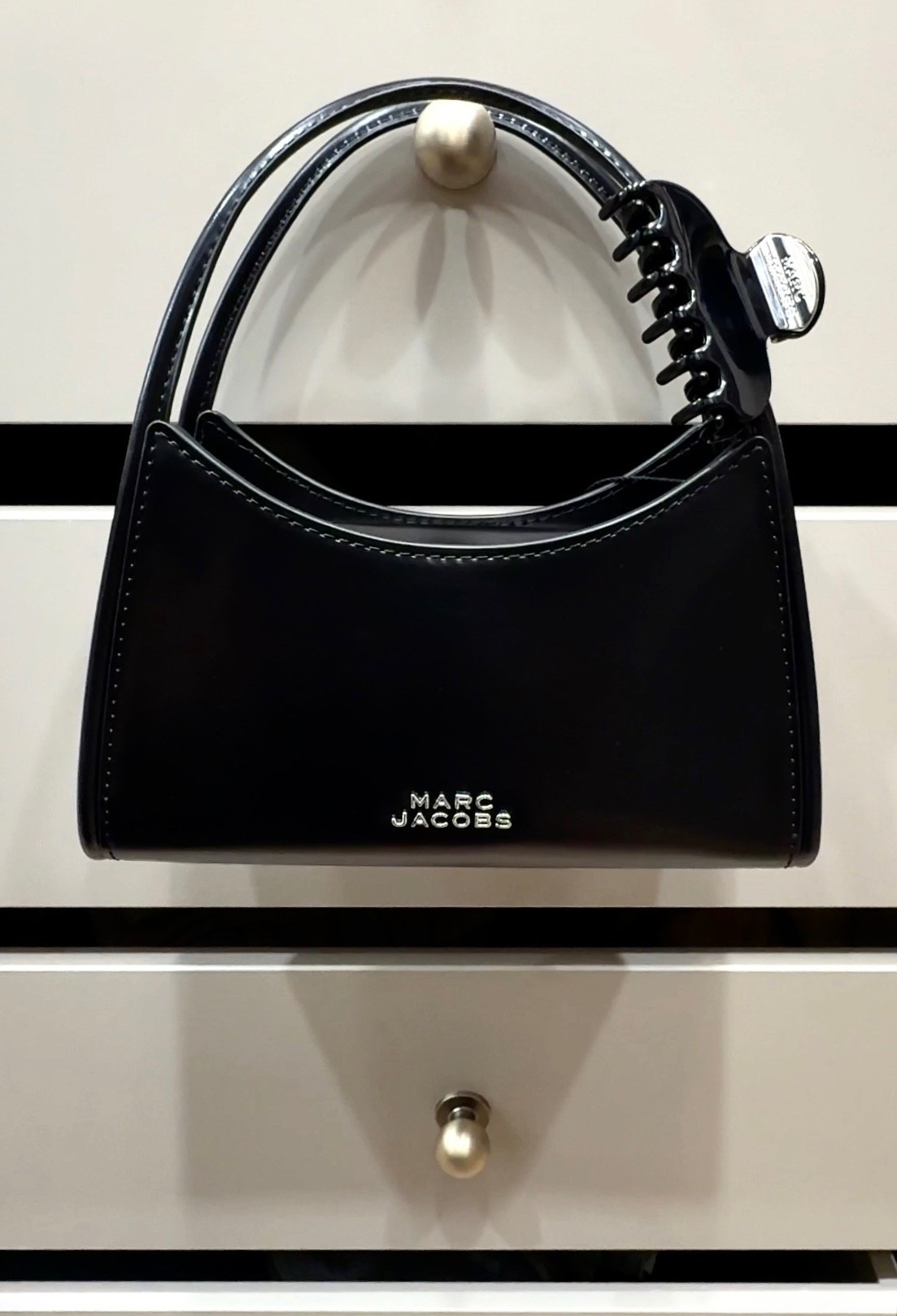 The famous claw clip bag 🫶🏻

Bow top (runs tts)
Perfect straight leg jean (runs tts)

#LTKSeasonal #LTKgrwm #LTKFindsUnder100