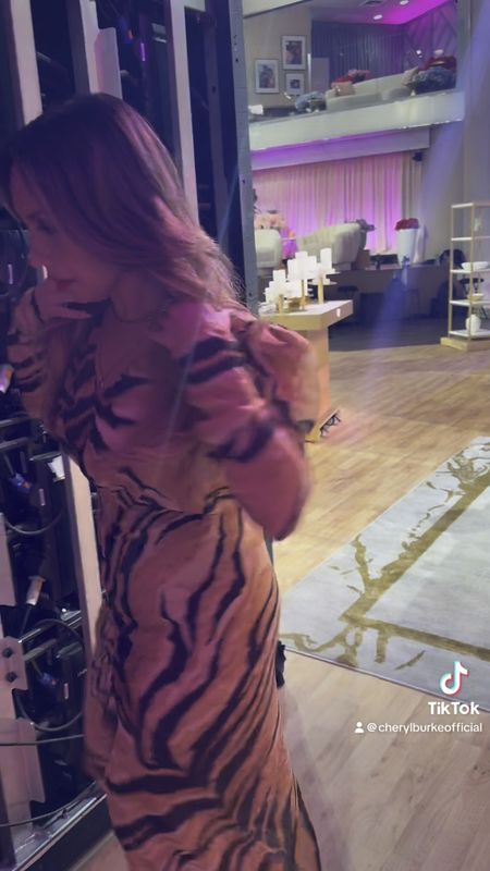 It’s Showtime! Come with me backstage as I am about to walk onto the set of the Jennifer Hudson show and the shenanigans that I do prior to doing so in my cute Ronny Kobo tiger print dress 🐅

#LTKVideo #LTKworkwear #LTKstyletip