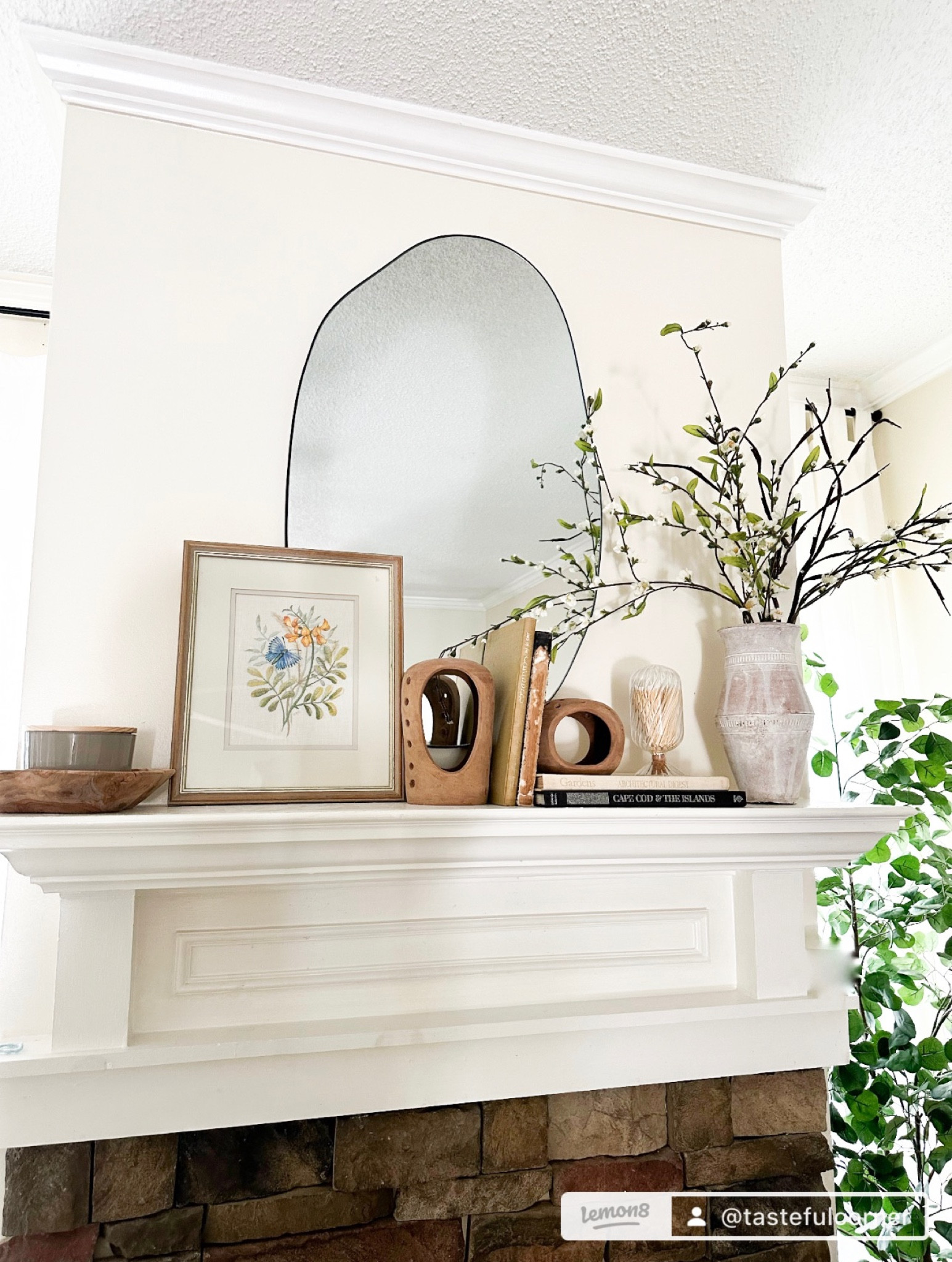 Spring fireplace mantle decor. 

#LTKhome