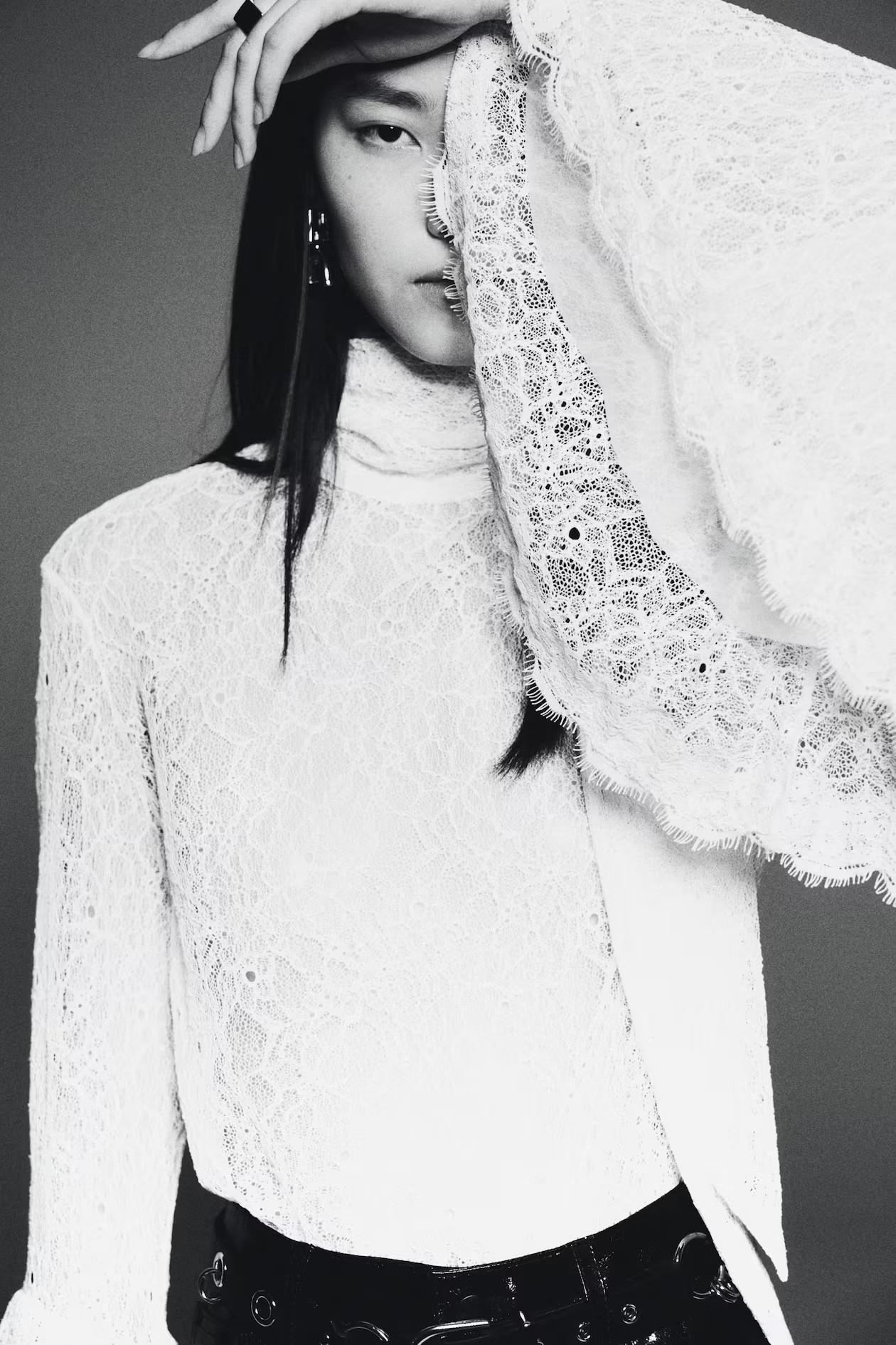 Blusa de encaje con mangas trompeta | H&M (FR, IT, ES, PT, BE)