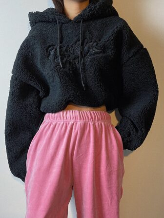 DAZY Teddy Hoodie mit Buchstaben Stickerei, Schnürzug am Saum, Crop | SHEIN