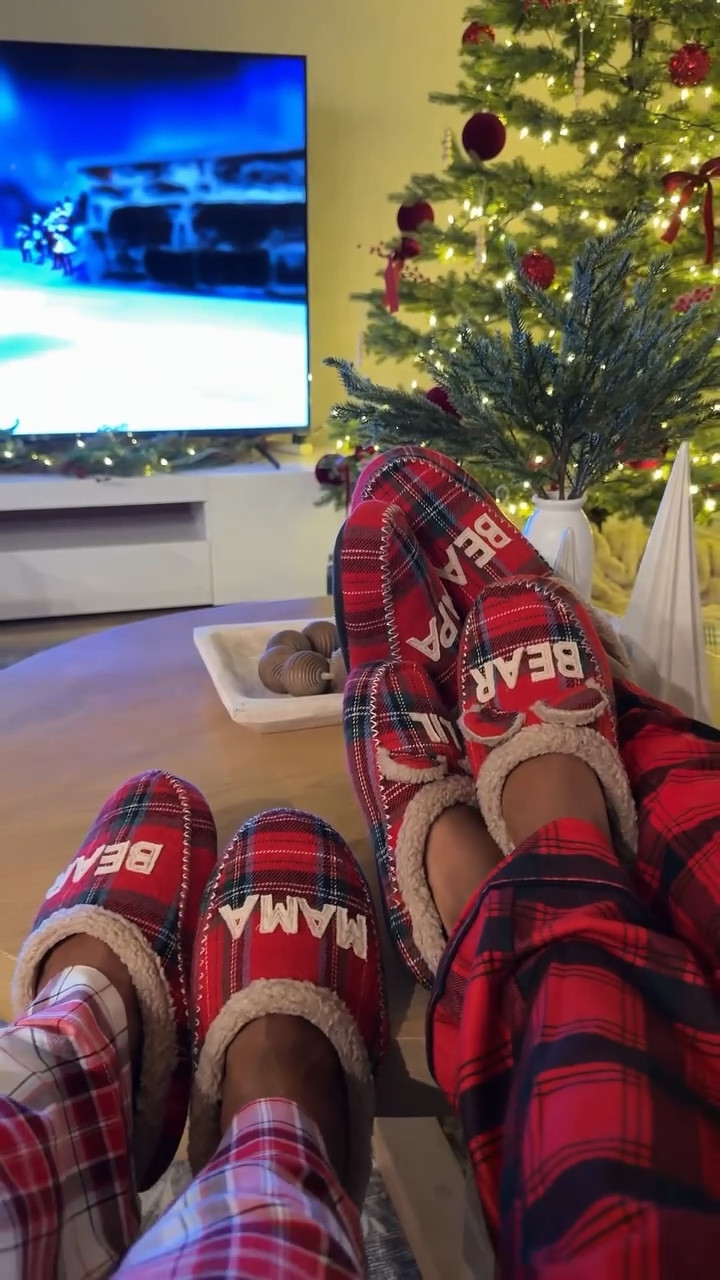 #ad A cozy little way to add magic to the holidays — matching family slippers for Mama Bear, Papa Bear & Lil Bear from @Dearfoams. Find them on @amazon, also linked in my bio🐻✨ 

#DearfoamsHoliday #MyDearfoams