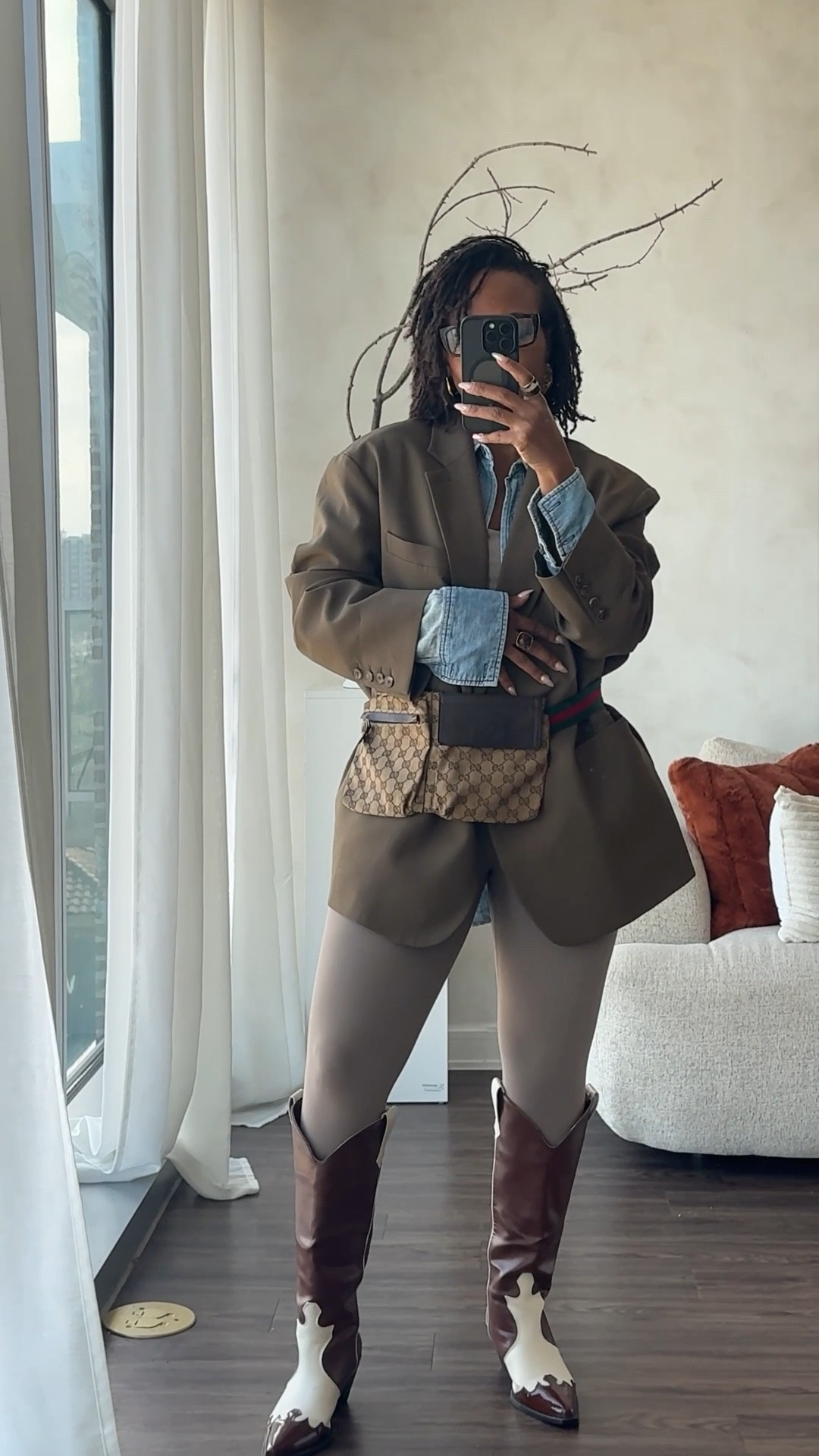 Day 26… Gym or Drinks 🤷🏽‍♀️lol! As a soft minimalist .. I take full advantage of my entire wardrobe including my athleisure / gym wear just making it a little more elevated with a blazer and boots! 


#LTKSeasonal #LTKStyleTip #LTKMidsize