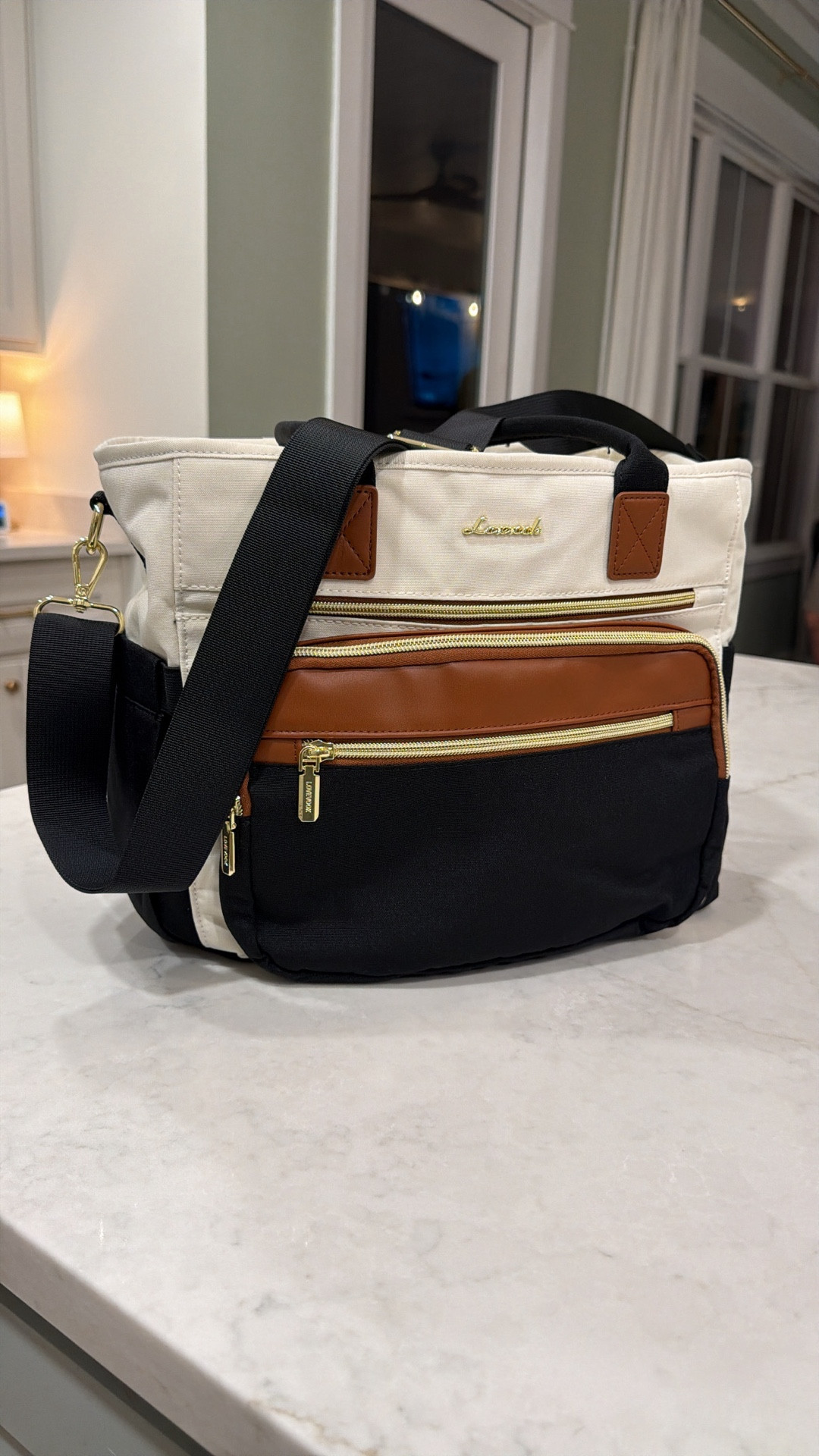 It was time for a new lunchbox🍴
I love a black & brown combo so this one caught my eye. Currently on sale at @amazon for $26!