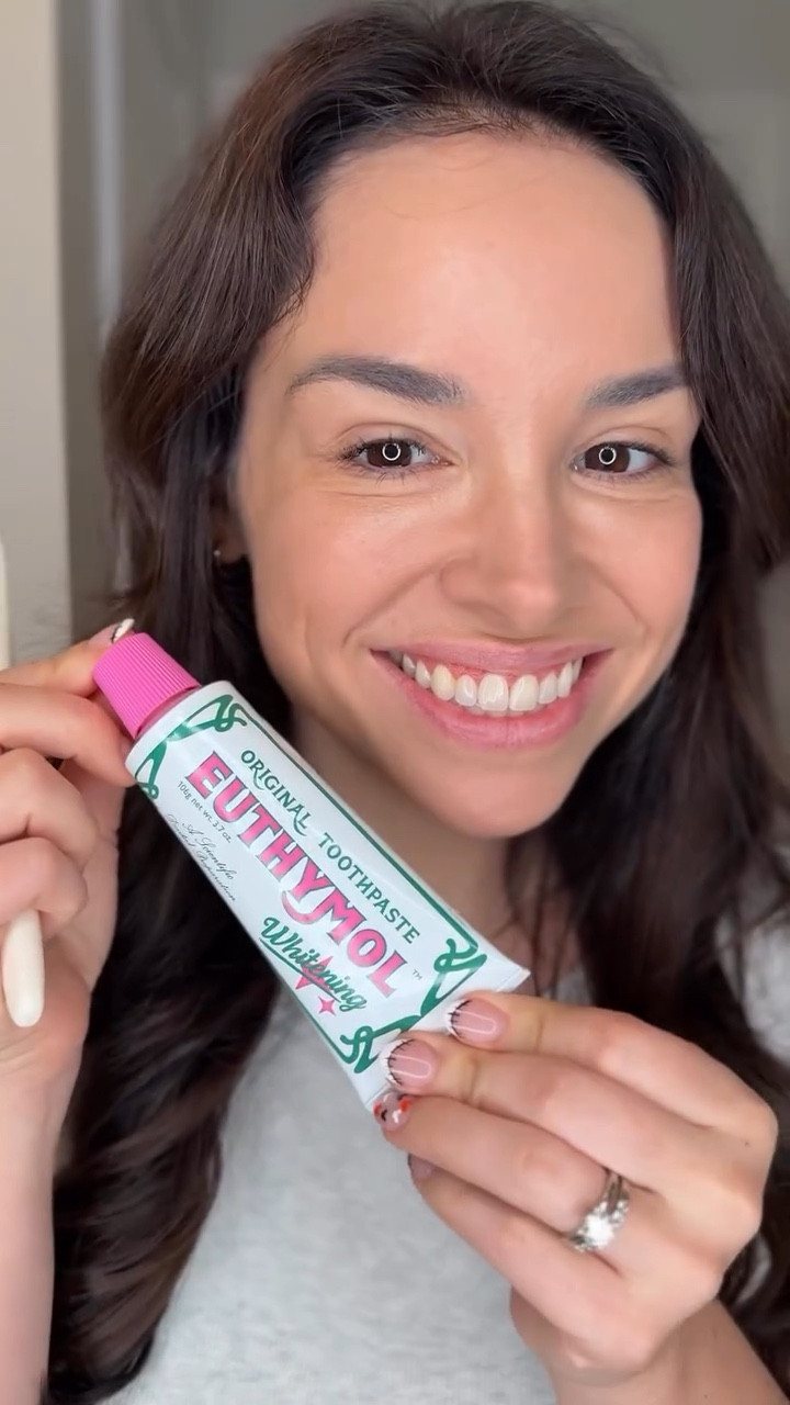 💗 Pink’s always been my favorite color — but a pink toothpaste that actually whitens my teeth? Game changer.
Fresh breath, no sensitivity, and the cleanest, brightest smile every time. 🪥✨
#Euthymol #WhiteningToothpaste #SmileGoals #OralCare #CleanGirlAesthetic #BeautyRoutine

#euthymolus #whitening #teethwhitening #oralcare #pinktoothpaste @euthymol.official

#LTKBeauty #LTKFindsUnder100