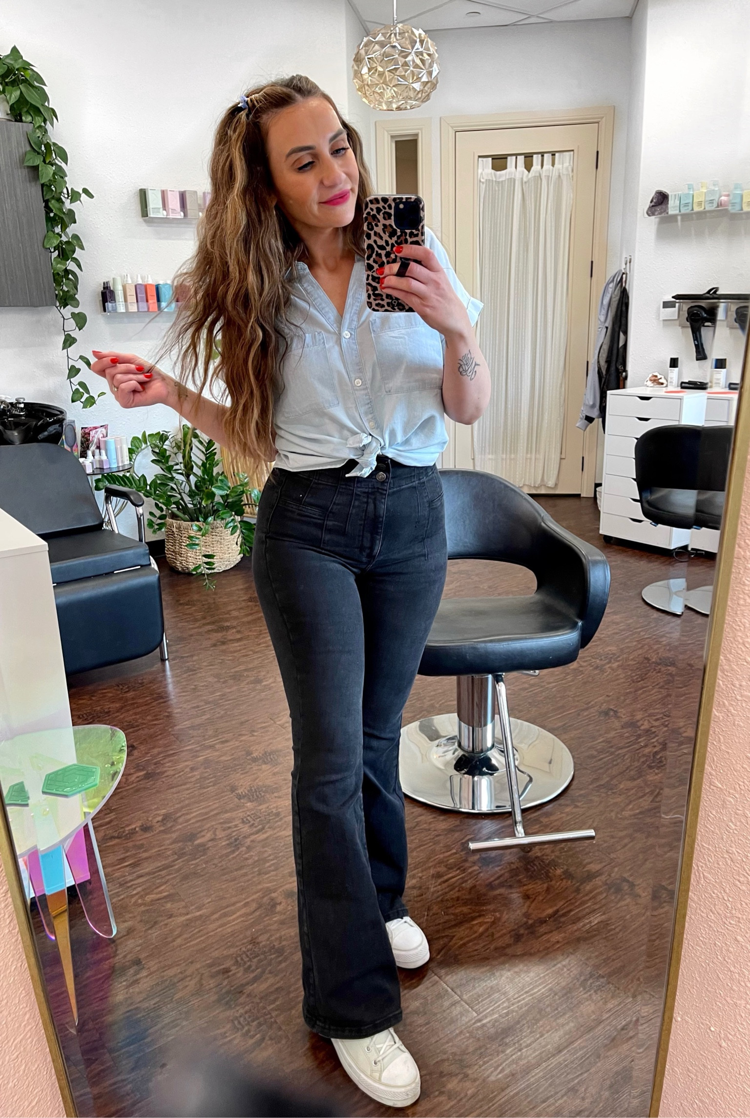 BRATZ Car Mechanic 🛞🔧
I’m 5’6”
150lbs
Top - M
Flares - 28
Shoes - 9 TTS