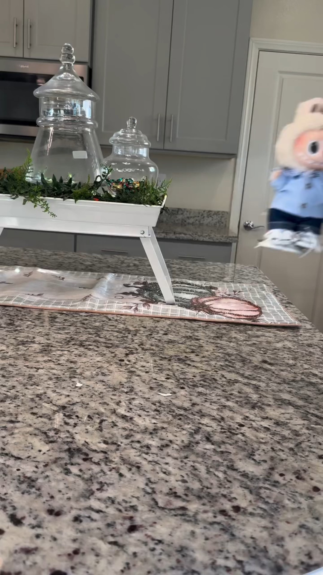 Astronaut Labubus 🚀👩‍🚀 

The small one didn’t fit (oops 🤭 returning it!) but the show must go on ✨ and this song is pure nostalgia.♥️

#labubu #labubuthemonsters #flipwithme #nasa #astronaut #labubuhalloween #halloweencostumes #popmart #fyp