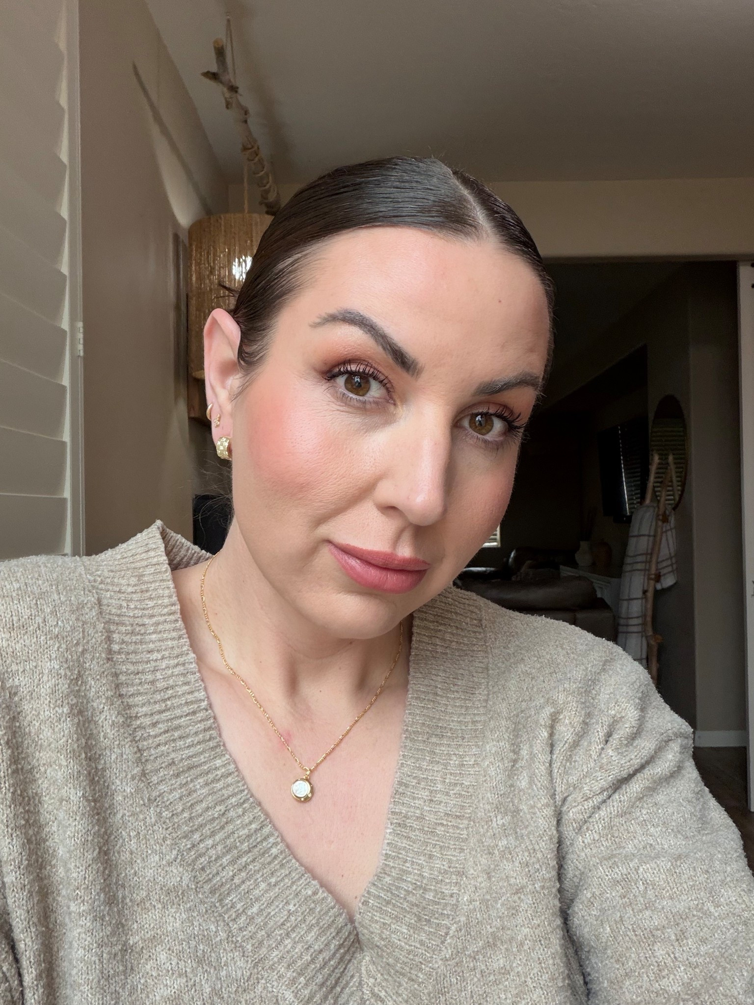 I love these Huggies and necklace. ✨
#jewerlytour #valentinesgift @Ana Luisa 