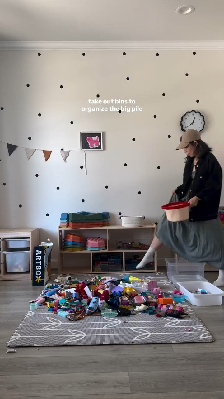 ✨5 Simple Steps I Follow When Cleaning Our Playroom✨
1. Start by moving and organizing the big items first
2. Make one big pile in the middle (This helps me focus on one task at a time instead of cleaning as I go and bouncing between spaces)
3. Stick to one area at a time so you don’t get distracted
4. Bring empty bins to sort the pile and put things away as each bin fills up
5. Skip the labels (Yes… I tried the pretty labels from Etsy/Amazon, but kids don’t follow them—and it just turns into random stuff in random bins, which adds more stress)

comment “link” and I can send you what’s in our playroom!
(tried to link as much as I can 🥹)

baseball hat @target 
dress @aerie 
denim jacket @madewell