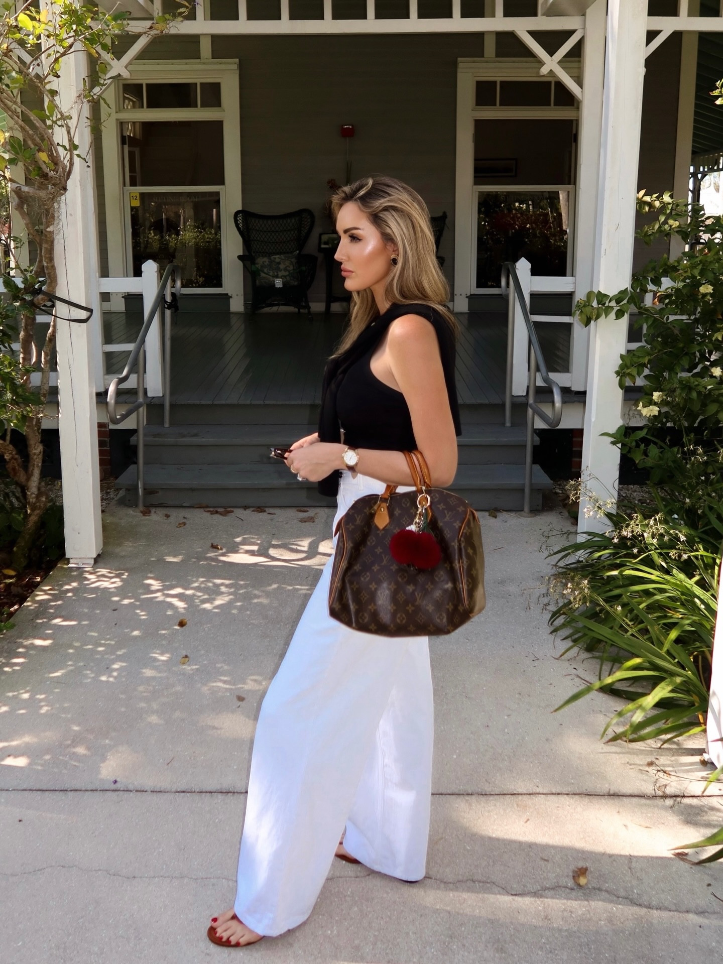 Edison & Ford Winter House Estates brought me back to what coastal life in the early 1900s would have felt like….the breezy vibes were just what we needed this Saturday. 🤍 also wearing my black thrifted earrings from the estate sale and my new vintage speedy 30. Starting to really appreciate some vintage finds and mixing them in with my currents. 💕

Jeans are Zara wide leg with a really cool button flap detail! 