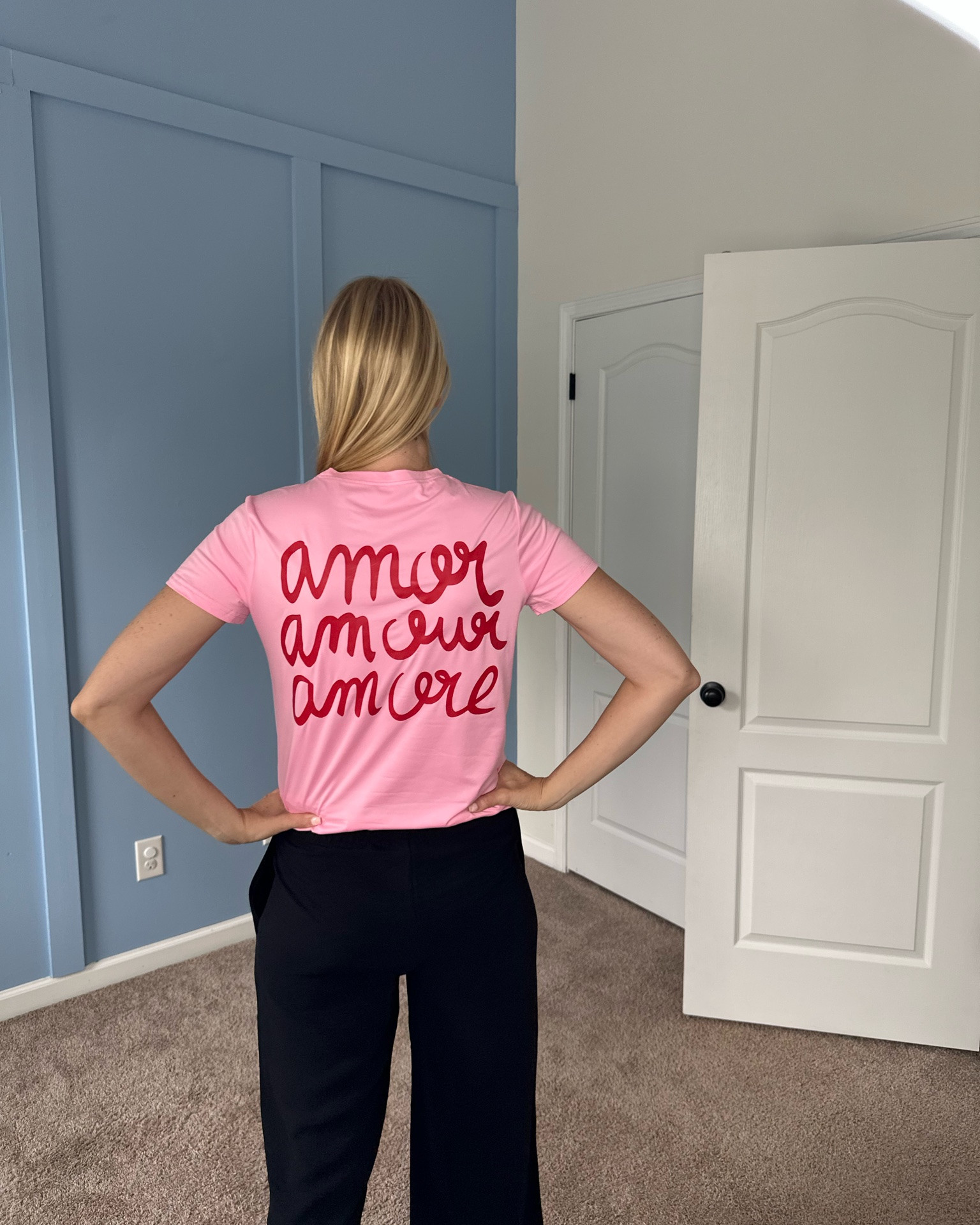 Pink amor tee 
💓 super soft and comfy tee for summer 
Wearing small, fits tts