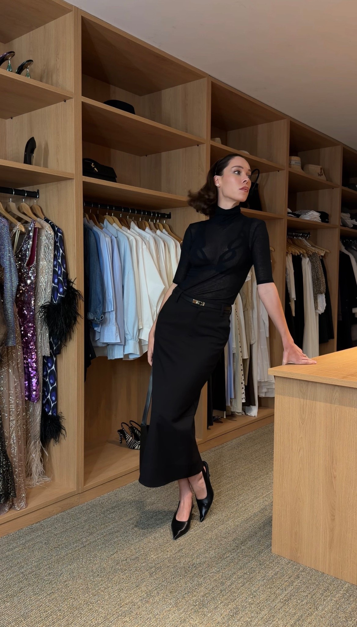 90s minimalism inspired by Carolyn Bessette-Kennedy.
A sleek black turtleneck, tailored midi skirt and pointed heels — the kind of timeless silhouette that never goes out of style.

#LTKeurope #LTKfrance #LTKworkwear