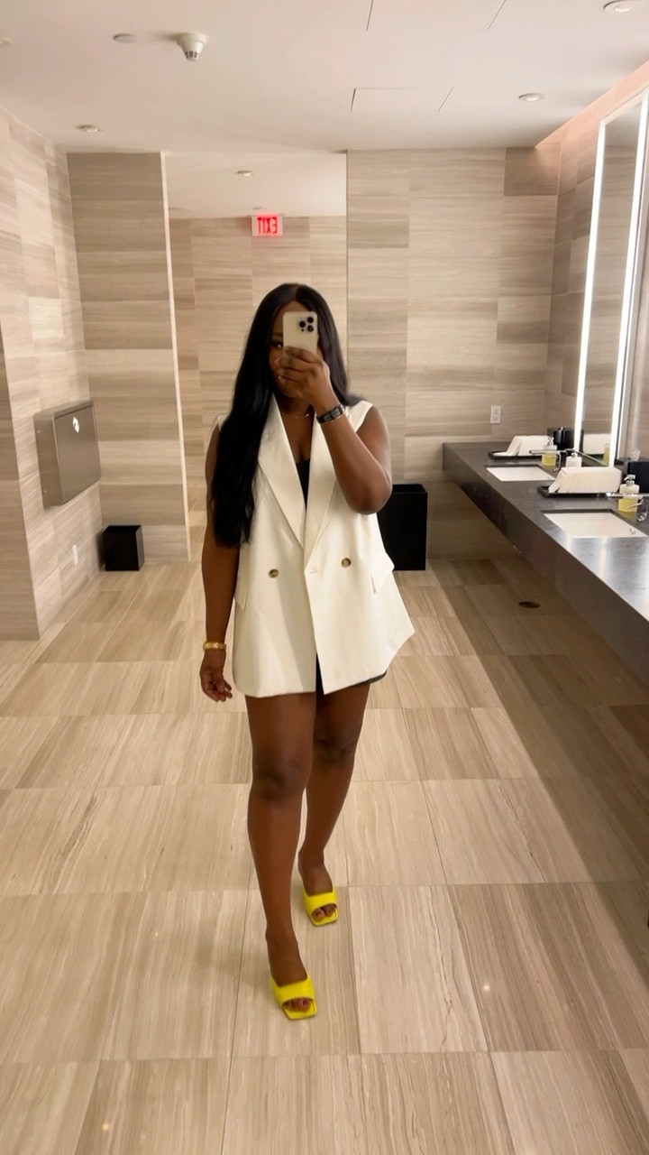 Oversized white vest (H&M)


#LTKStyleTip #LTKMidsize #LTKBacktoSchool