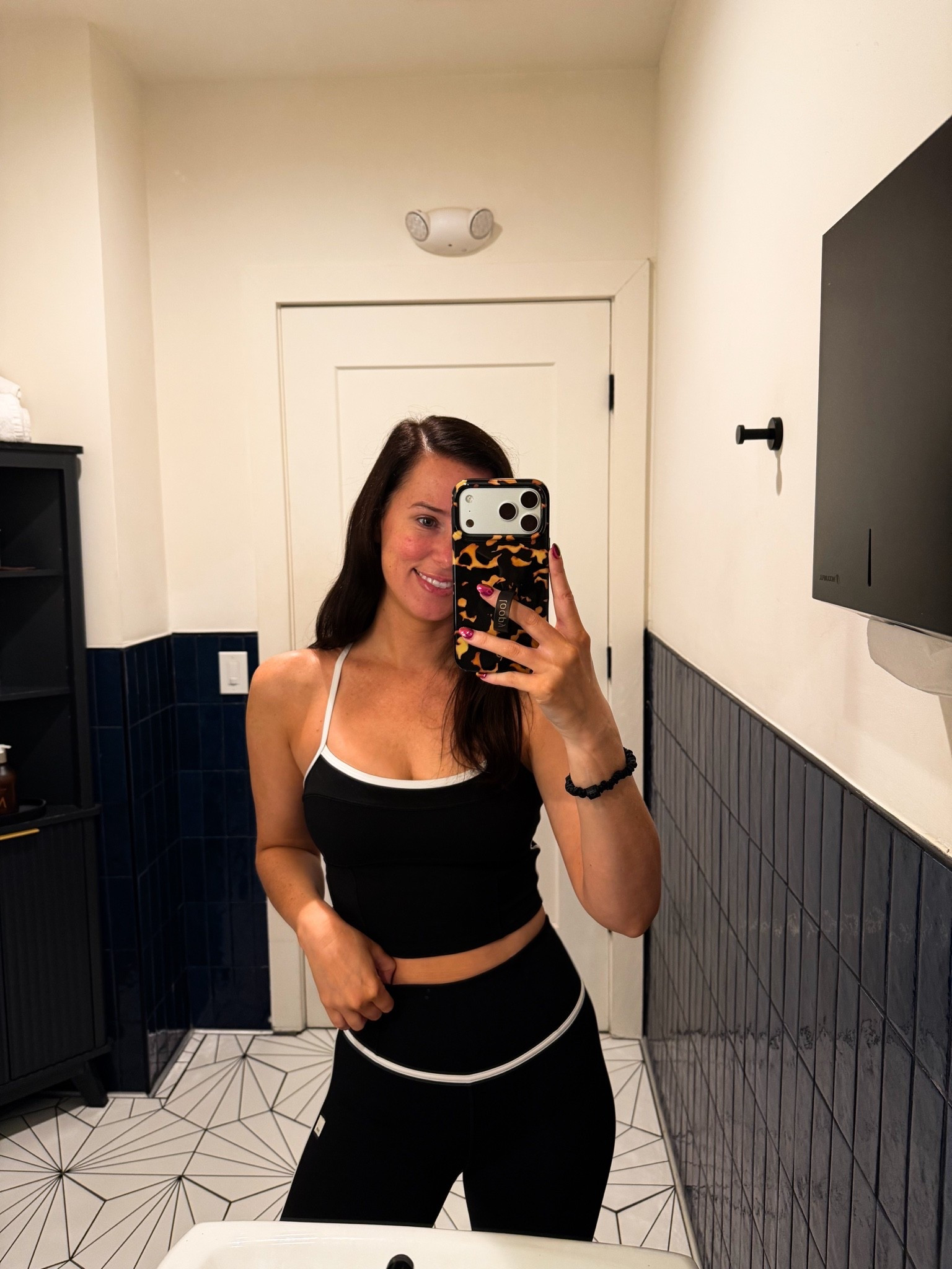 Black and white set // matching set // under $200 // leggings // sports bra // tank top // vuori // all the feels leggings