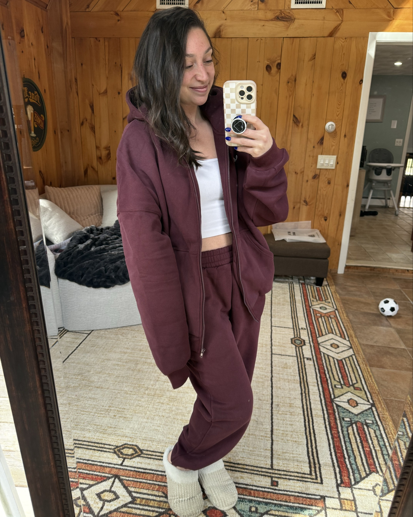 New MAROON drop from comfrt. This is the cloud zip and pants. Love this color. 

Wearing a small zip and medium pants. Size down ONE in the zip up! 😍