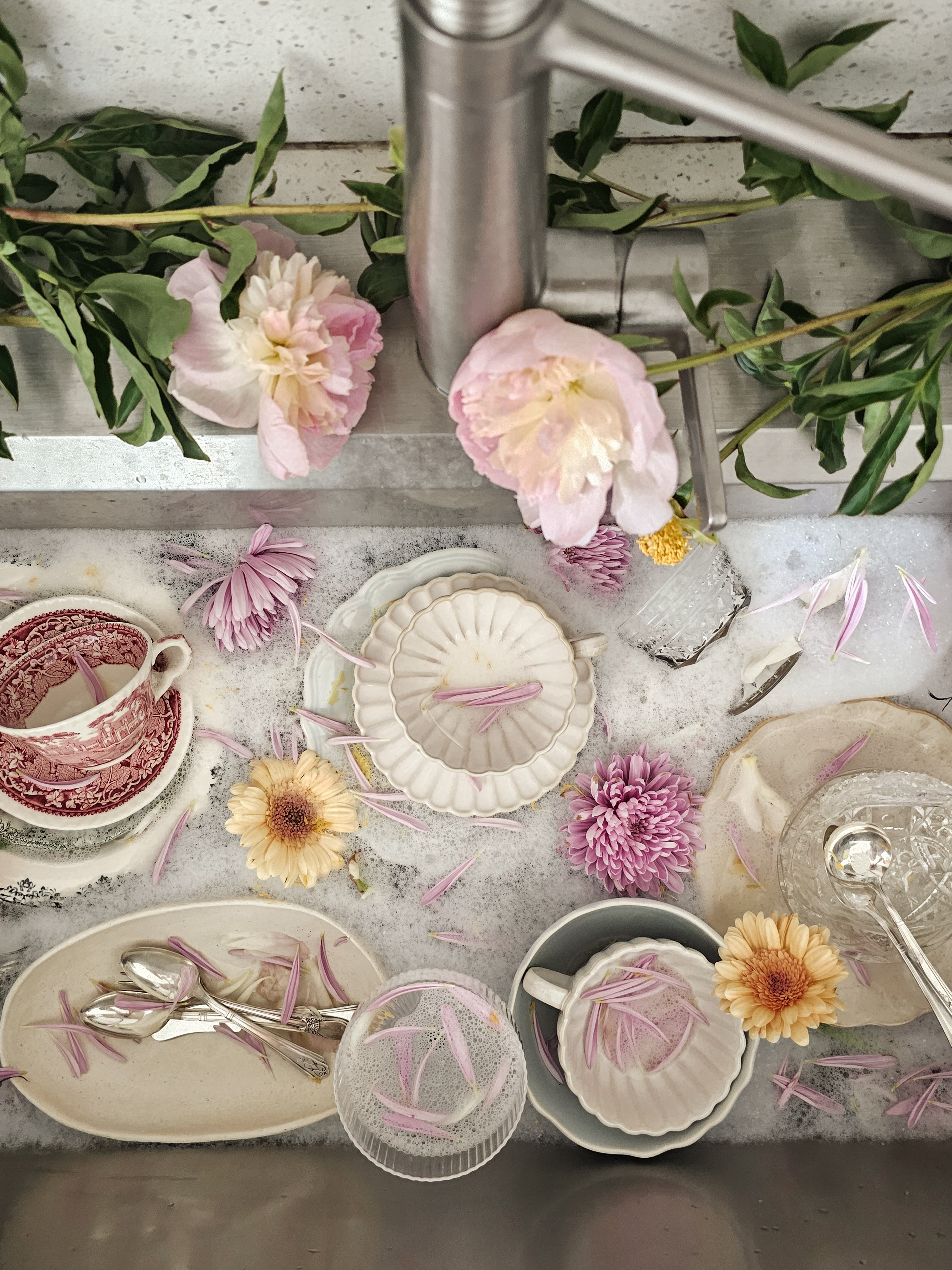 some bubble water soak & herbal flowers for my dishes 💐🫧🧺#homeaesthetics #dishesdone #kitchenessentials #flatlaymoment #curatedvintagecollection mydishcollection

#LTKHome #LTKBeauty #LTKdayinmylife
