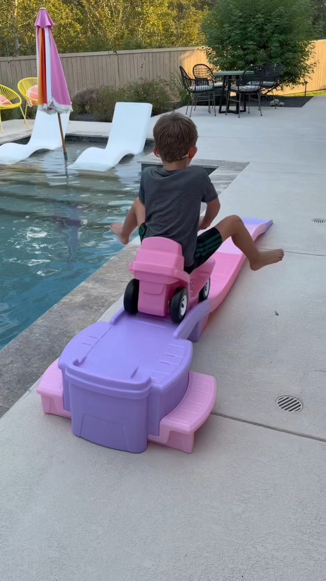 This roller coaster is the cutest backyard must have for your little ones and I already know they’ll love it! 🎢✨🙌