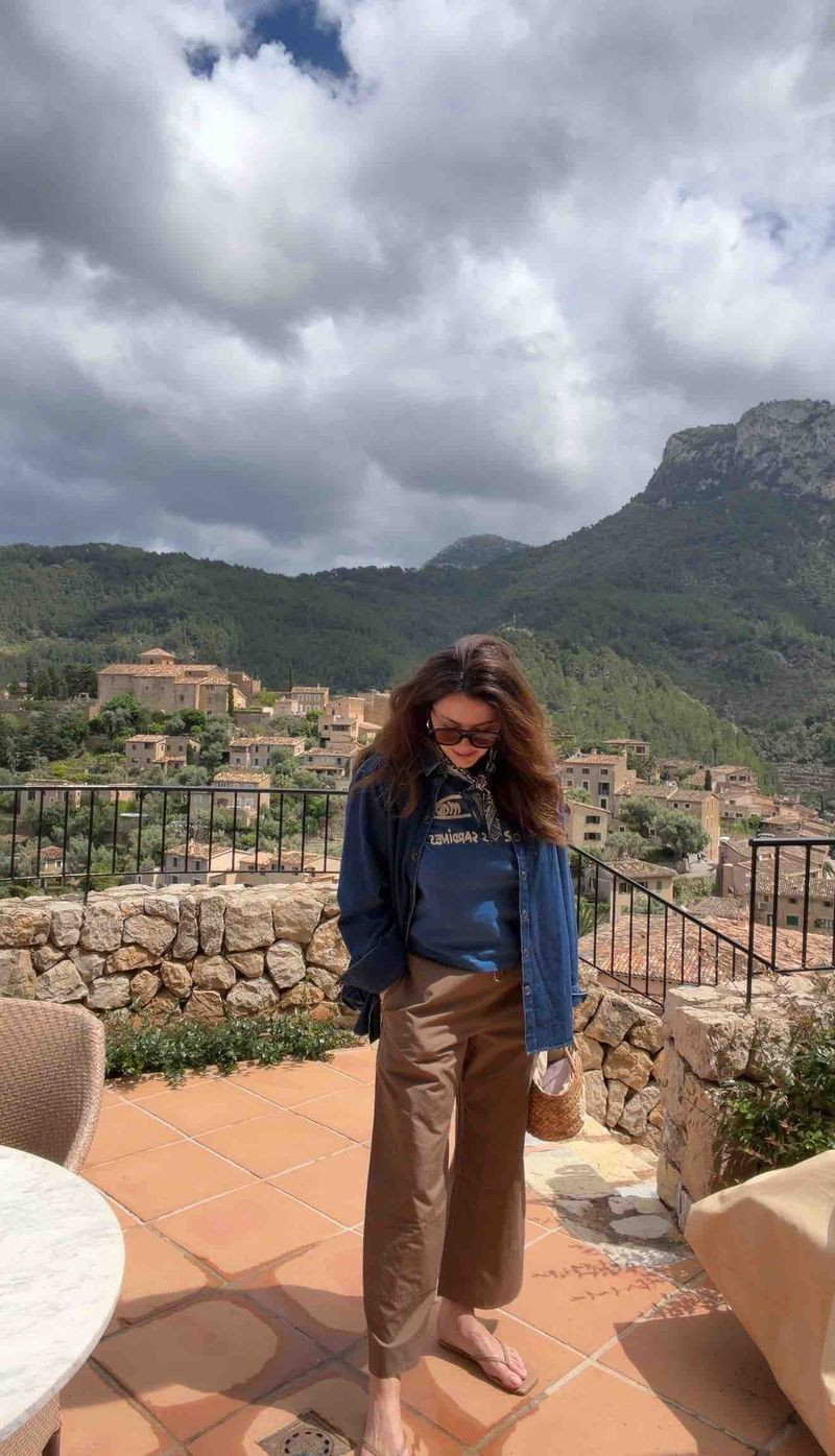 Today's outfit in Mallorca! These JCrew pants are SO GOOD. I bought them in a few more colors! 

outfit l pants l summer l spring l scarf