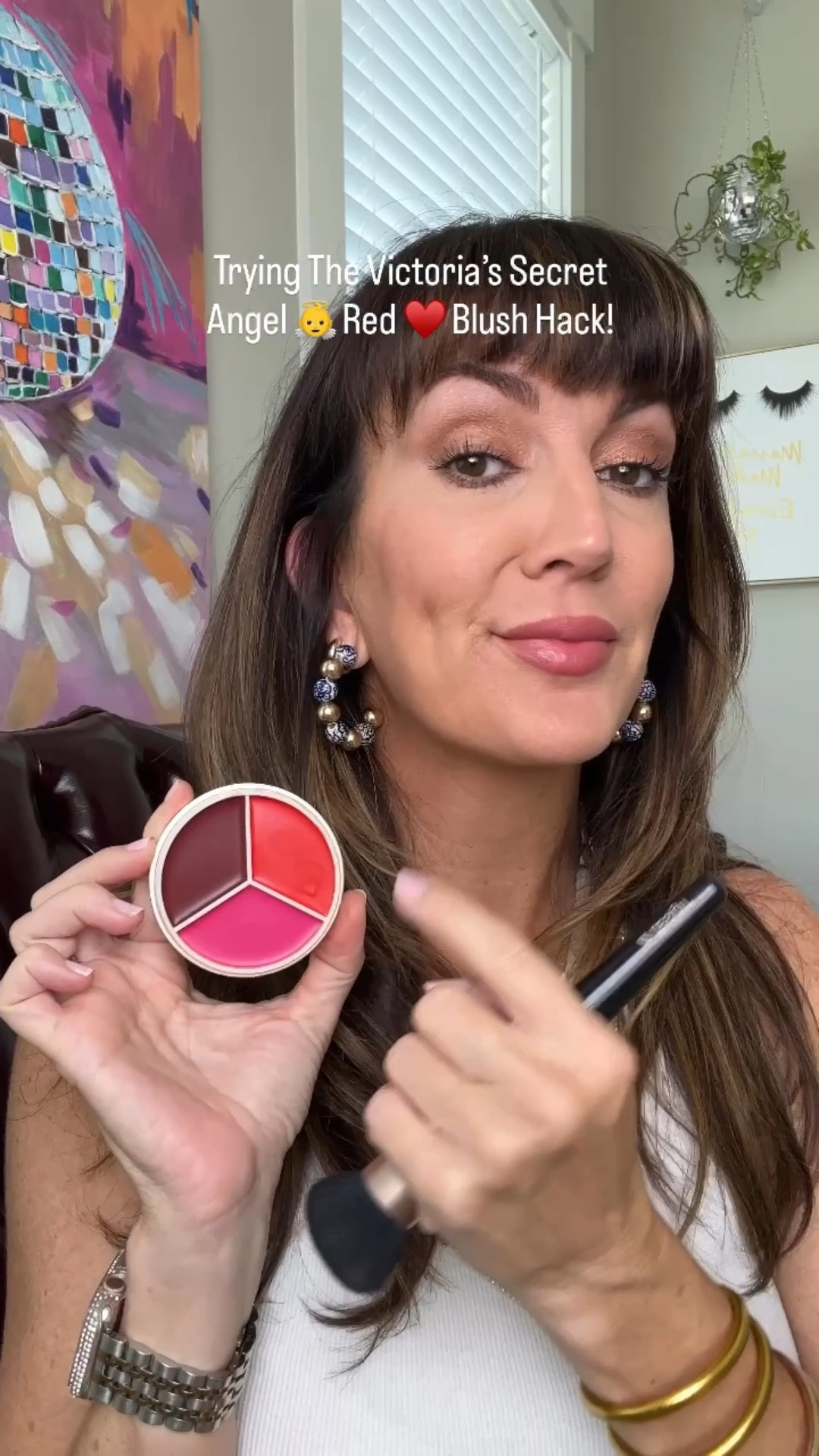 This will be the perfect holiday makeup hack to try on! Using trio shade : orange red, berry Rose, Mulberry 