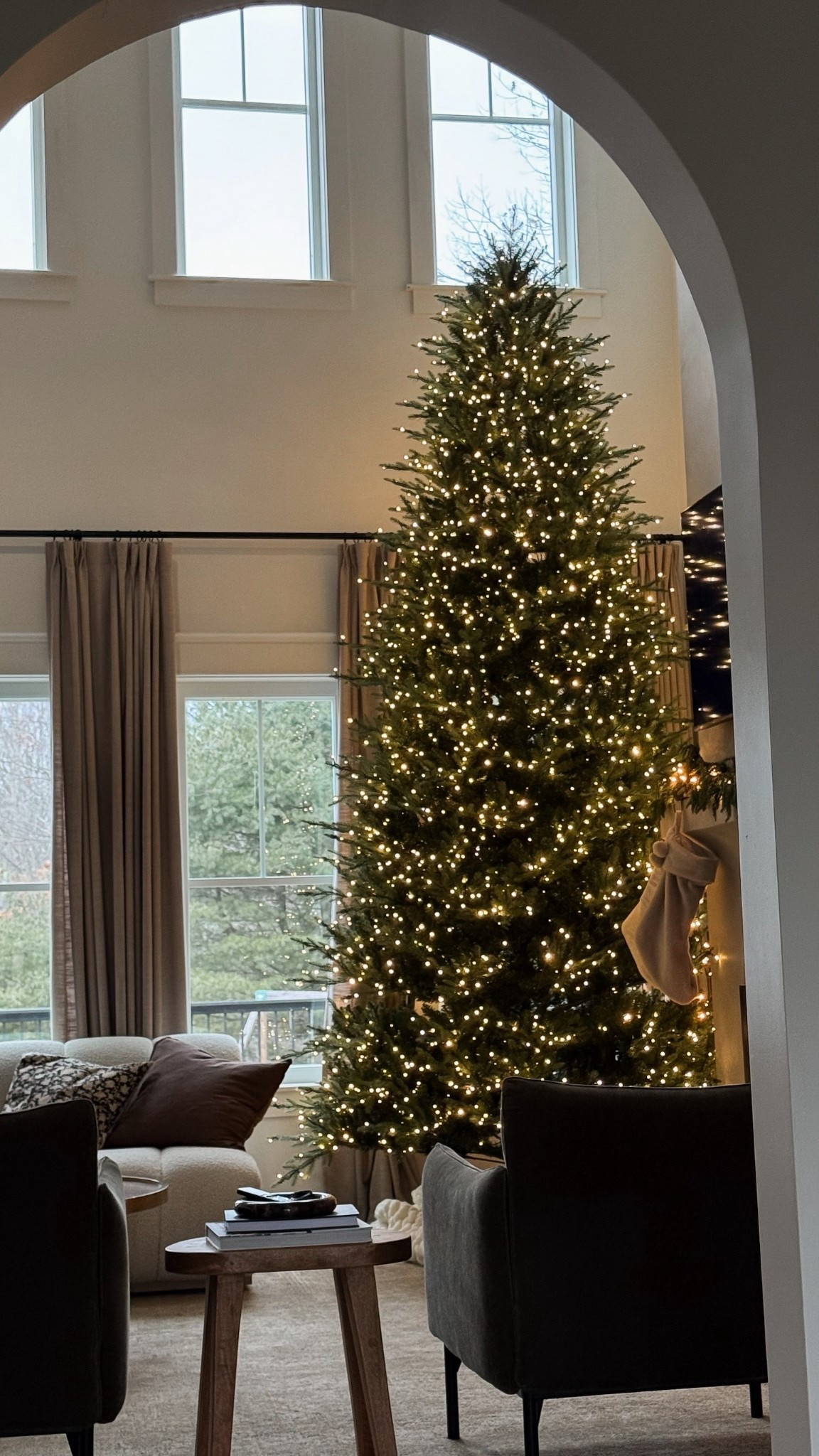 Taking in the magic of this beautiful Christmas Day 🥰✨

#christmastree #christmasmagic #homedecor #cozyhome #holidaydecor

#LTKHoliday #LTKdayinmylife #LTKHome