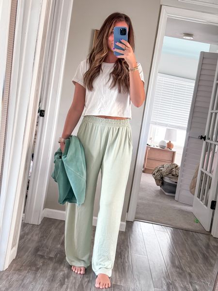 These Abercrombie pants are SO comfy!!!! They are incredibly soft & they come in other colors too. On sale today! 

Wearing size small 

#LTKfindsunder50 #LTKsalealert #LTKfindsunder100