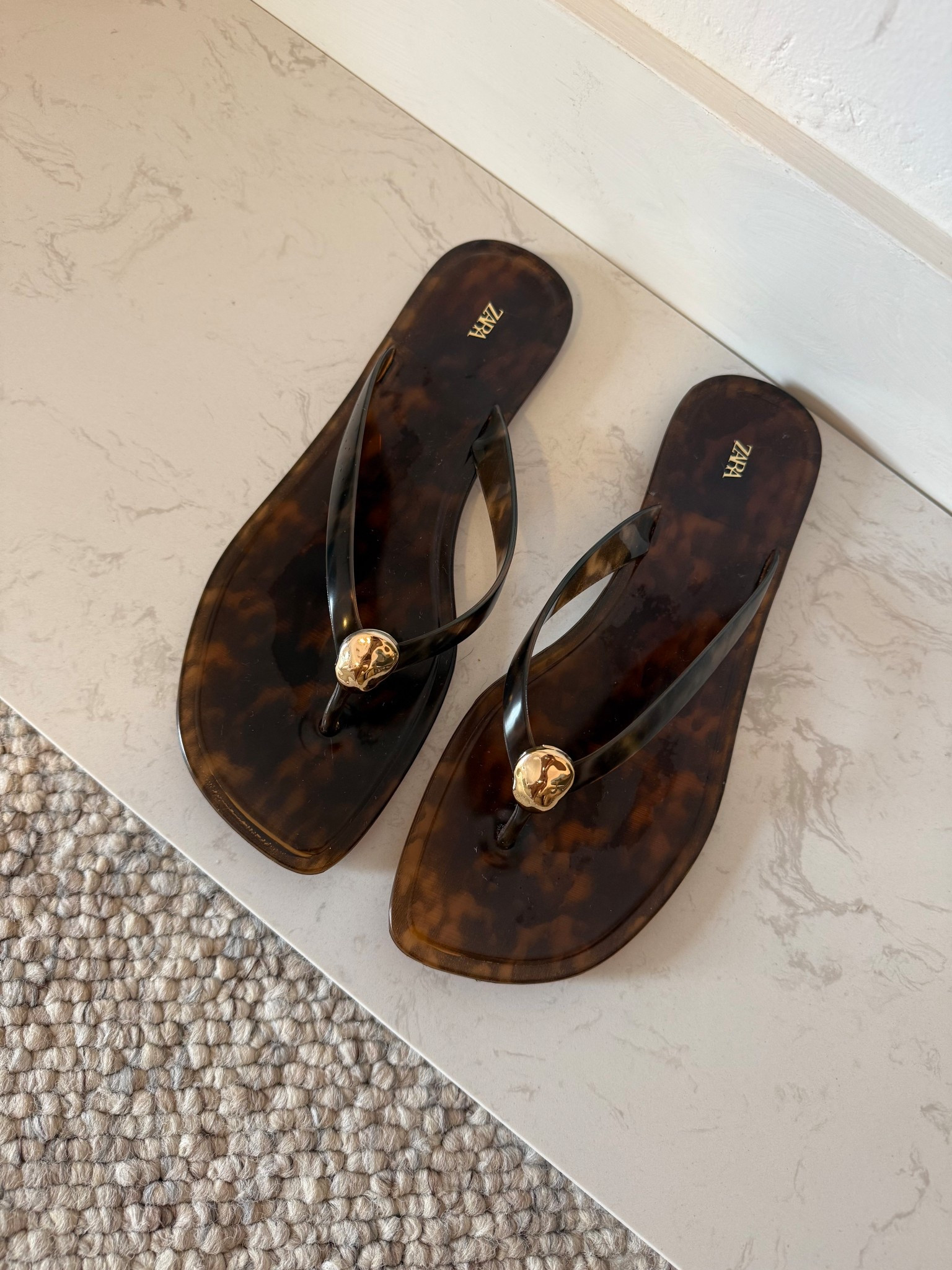 JELLY THONGS❤️‍🔥 flat sandals in animal print
Tags: new in Zara trending trend viral gold detail sliders flop flops

#LTKsummer #LTKshoes