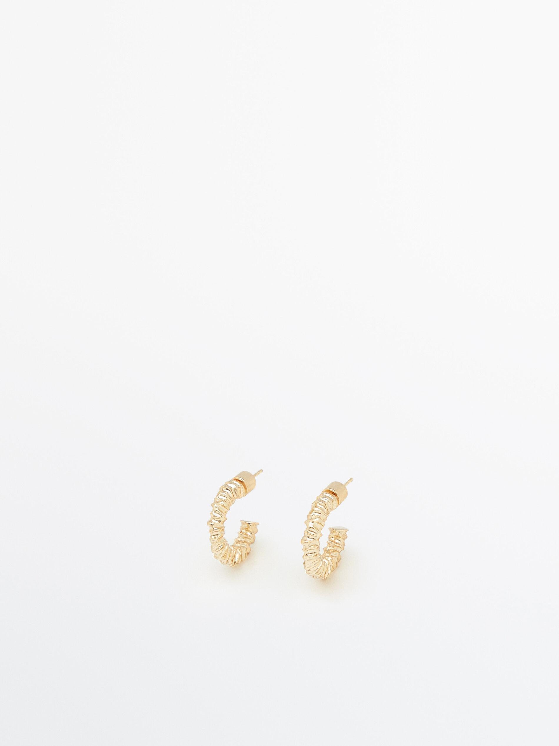 Small textured gold-plated hoop earrings | Massimo Dutti US