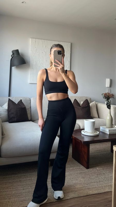 The most flattering workout set 🖤
Flares size XS 30” leg length
Sports bra size XS 