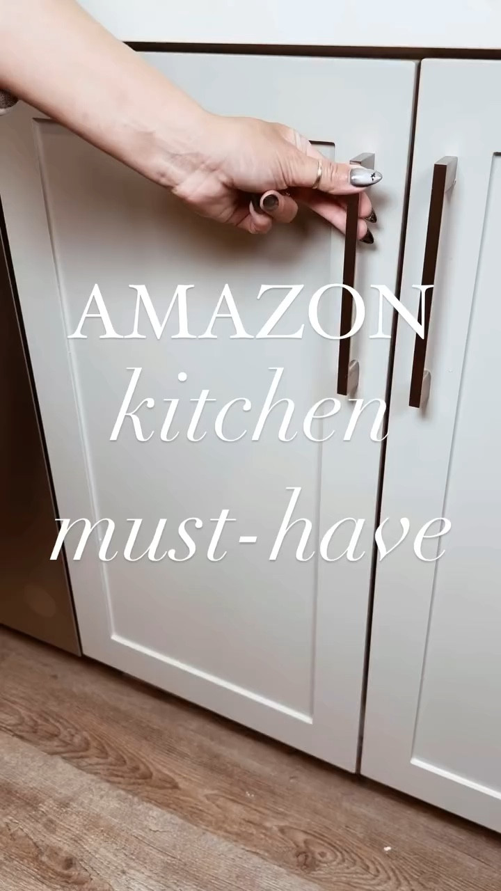 🍽️🧼🫧🧽✨

If you’re tired of seeing that bulky dish rack on your counters this is the perfect solution. Only bring it out when you need it and neatly fold it away when not in use. The plate rack is removable and repositionable so that you can configure it as needed. Also makes it easy to throw it in the washing machine!