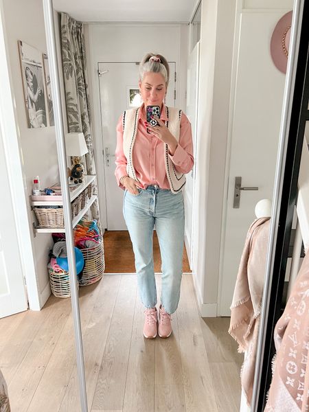 Outfits of the week

Easter Monday and still sick. Went for a little walk though. 

Wearing an oversized satin blouse and a teddy vest paired with straight leg jeans (Zara, 42) and Ashley Park x Skechers sneakers. 



#LTKcurves #LTKeurope #LTKstyletip
