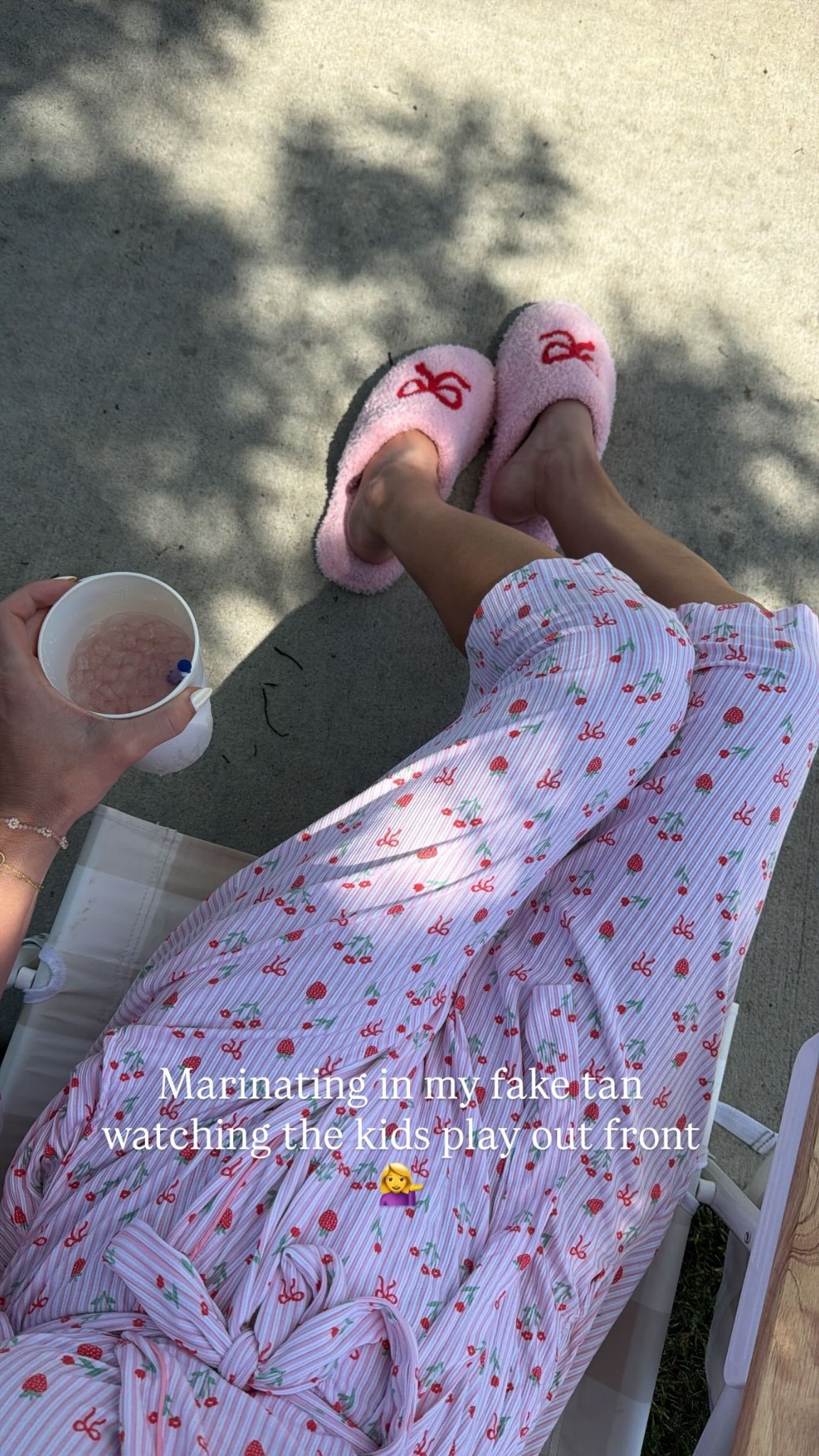 Marinating in my fake tan watching the kids play out front 💁‍♀️