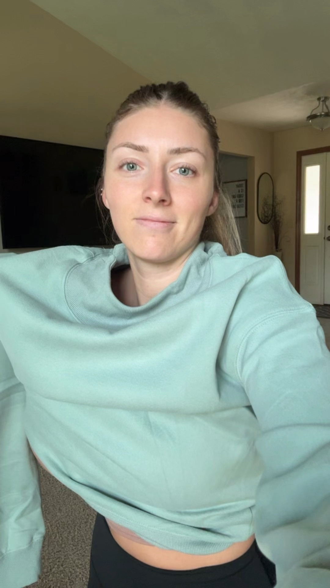 Obsessed with this cozy sweatshirt, leggings and socks 😍

#LTKVideo #LTKFindsUnder50 #LTKStyleTip