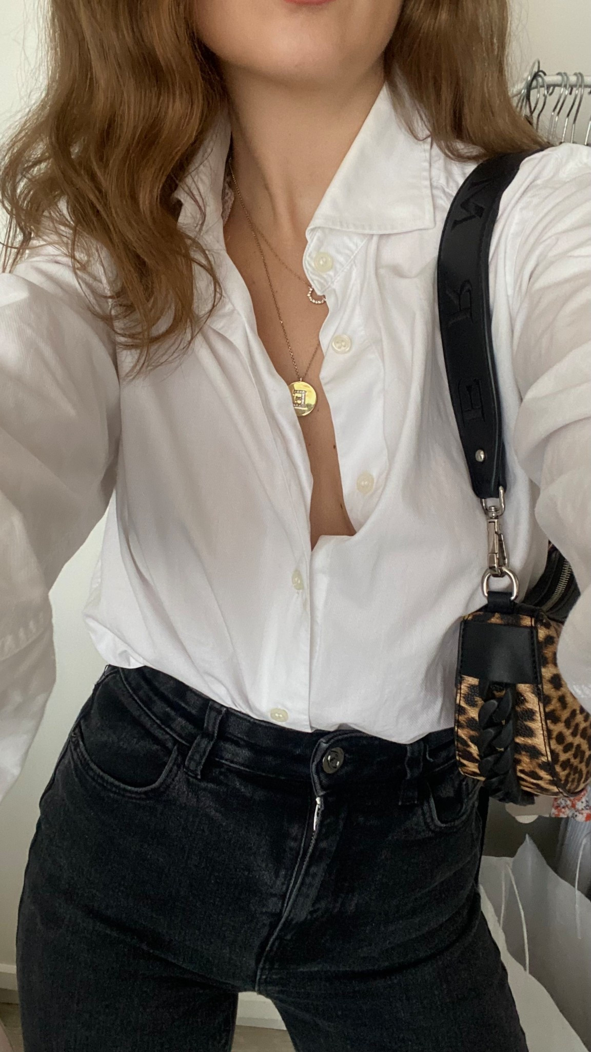 Camicia bianca e jeans nero con un tocco animalier cambia tutto 

#LTKjeans #LTKitalia