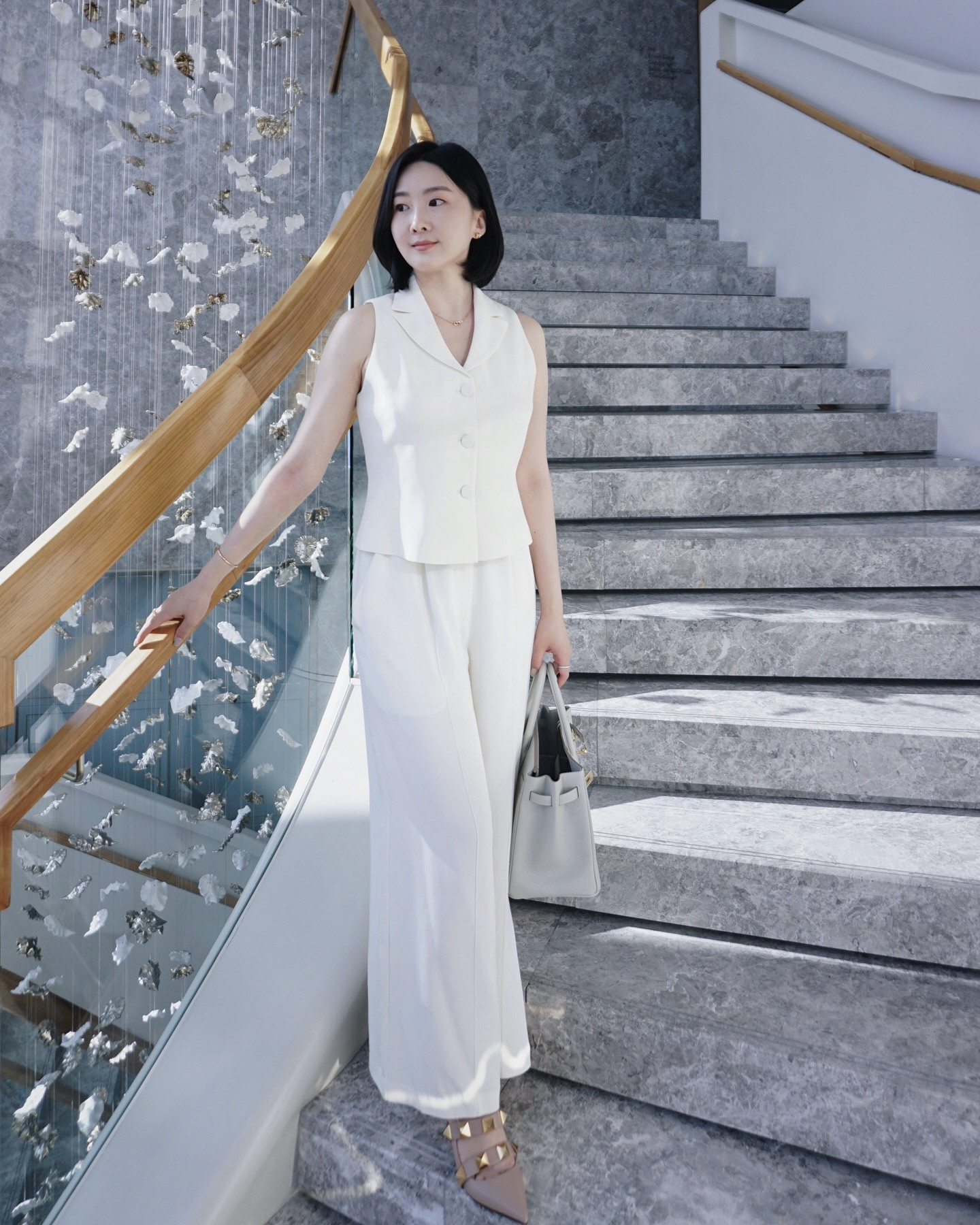 #광고 @lilysilk 드디어 마음에 쏙 드는 베스트 겟🤍
오랜만에 드레스업하고 멋진 곳 가고 싶었던 날
즐겨입는 최고급 실크 브랜드 #릴리실크 의 실크 수트 베스트와 실크 팬츠로 럭셔리한 여름 아웃핏을 완성해봤어요.

베스트 탑 입어보고 싶어서 몇년간 열심히 찾았었는데 
가장 마음에 들어서 선택하게 된🫶

클래식한 우아함, 모던함이 느껴지는 정교한 테일러링과 고급스러운 실크 100% 소재라 착용했을 때 더 만족도가 컸답니다.

럭셔리한 #오피스룩 #리조트룩 부터 캐주얼한 무드까지 활용도 좋은 아이템이라 완전 추천해요. 

정상가 모든 제품에 #릴리실크할인코드 ☑️VIVIDC20 입력 시 20% 할인 적용 중. 제품 정보는 프로필 링크에✨
.
.
.
.
.
#lilysilk #럭셔리 #여름코디 #오오티디 #ootd #styleoftheday #silksuit #실크수트 #아웃핏 #클래식 #클래식룩 #라이프스타일 #시그니엘서울 #시그니엘 #더라운지 #스타일링 #패션인스타 #패션스타그램 #패션인플루언서 #패션블로거 #fashionblogger #koreanstyle #seoul

#LTKkorea #LTKasia #LTKstyletip