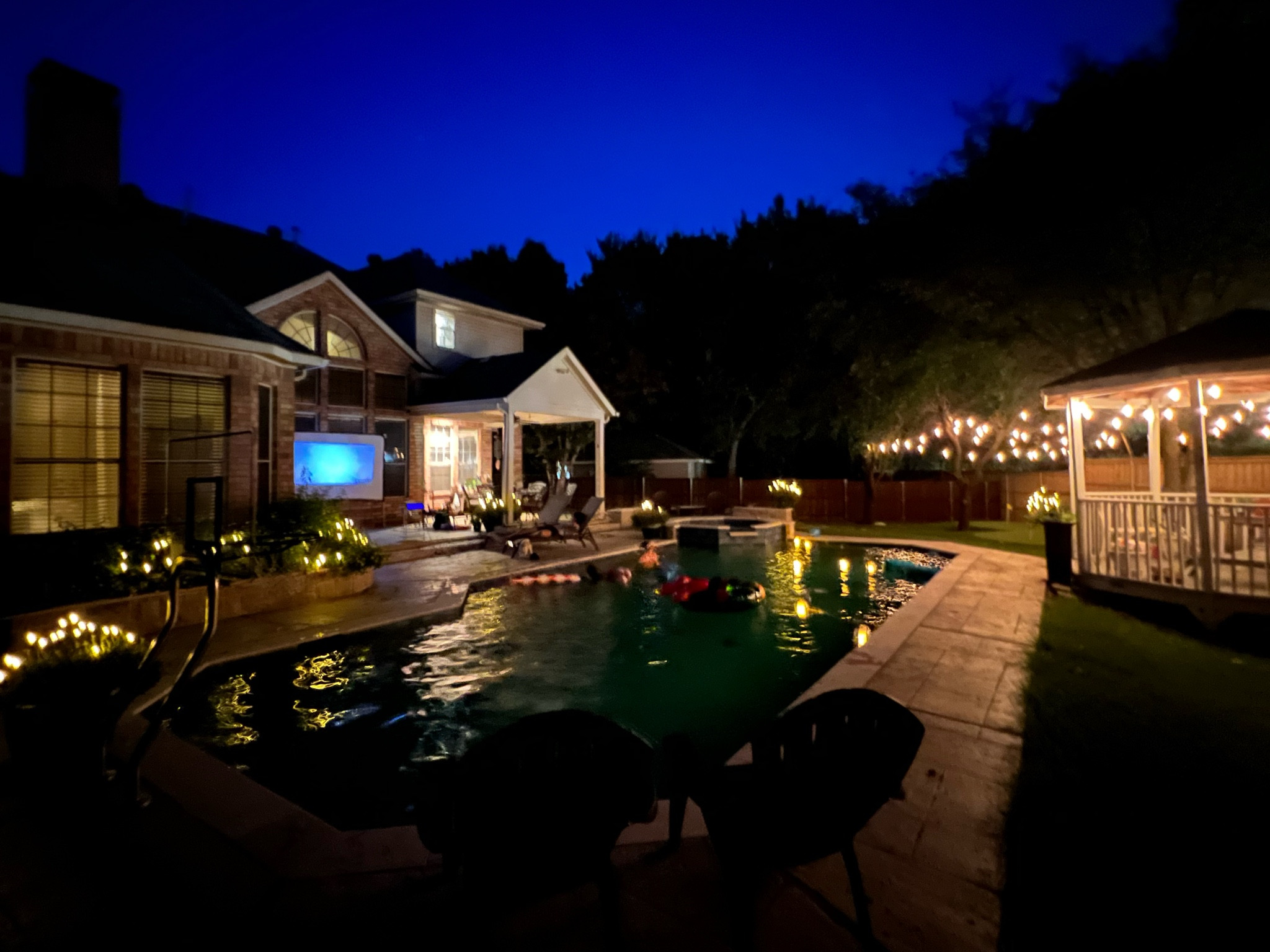 Because twinkle lights make everything better! The best part of the Texas sun is using it to power the magical floating candle lights and “fairy lights” in the bushes and plants. So impressed with these solar powered lights from Walmart! #sponsored #walmart