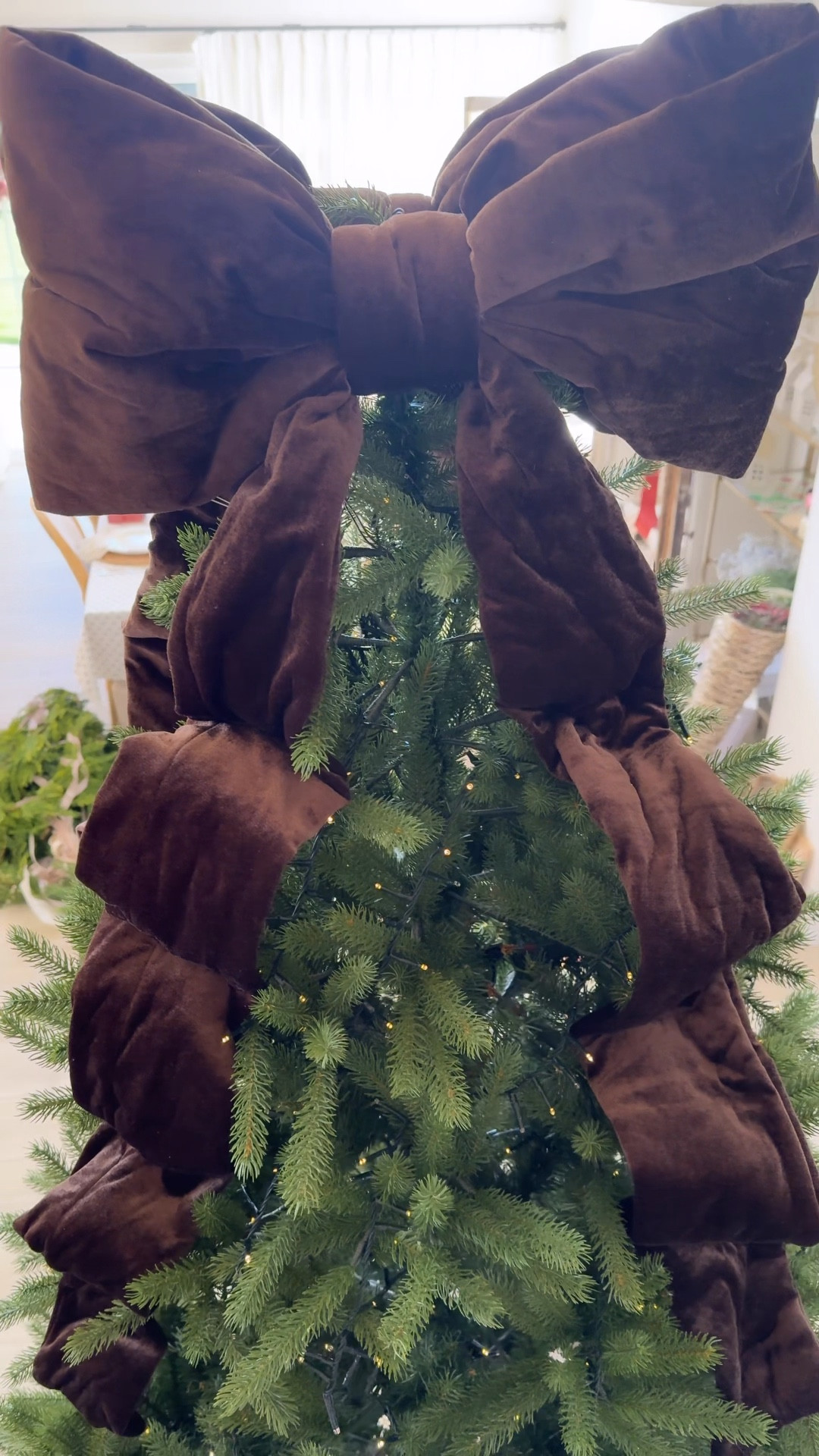 Brown Christmas Ornaments 
Brown bows  
Twinkle lights 
Velvet ornaments 
Christmas bows  


#LTKSeasonal #LTKHome #LTKHoliday