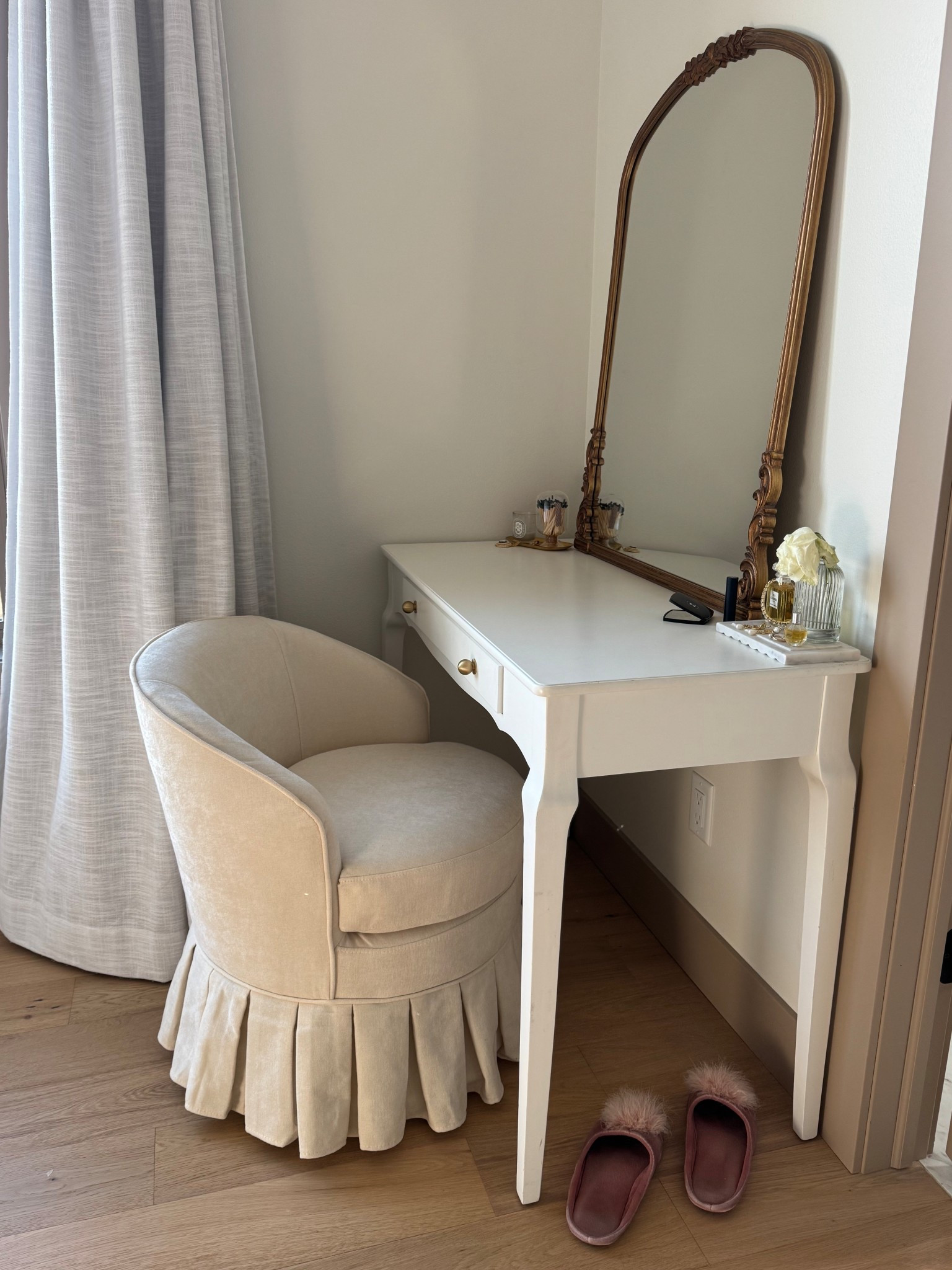 Corner bedroom vanity set up 

#LTKmorningroutine #LTKHome