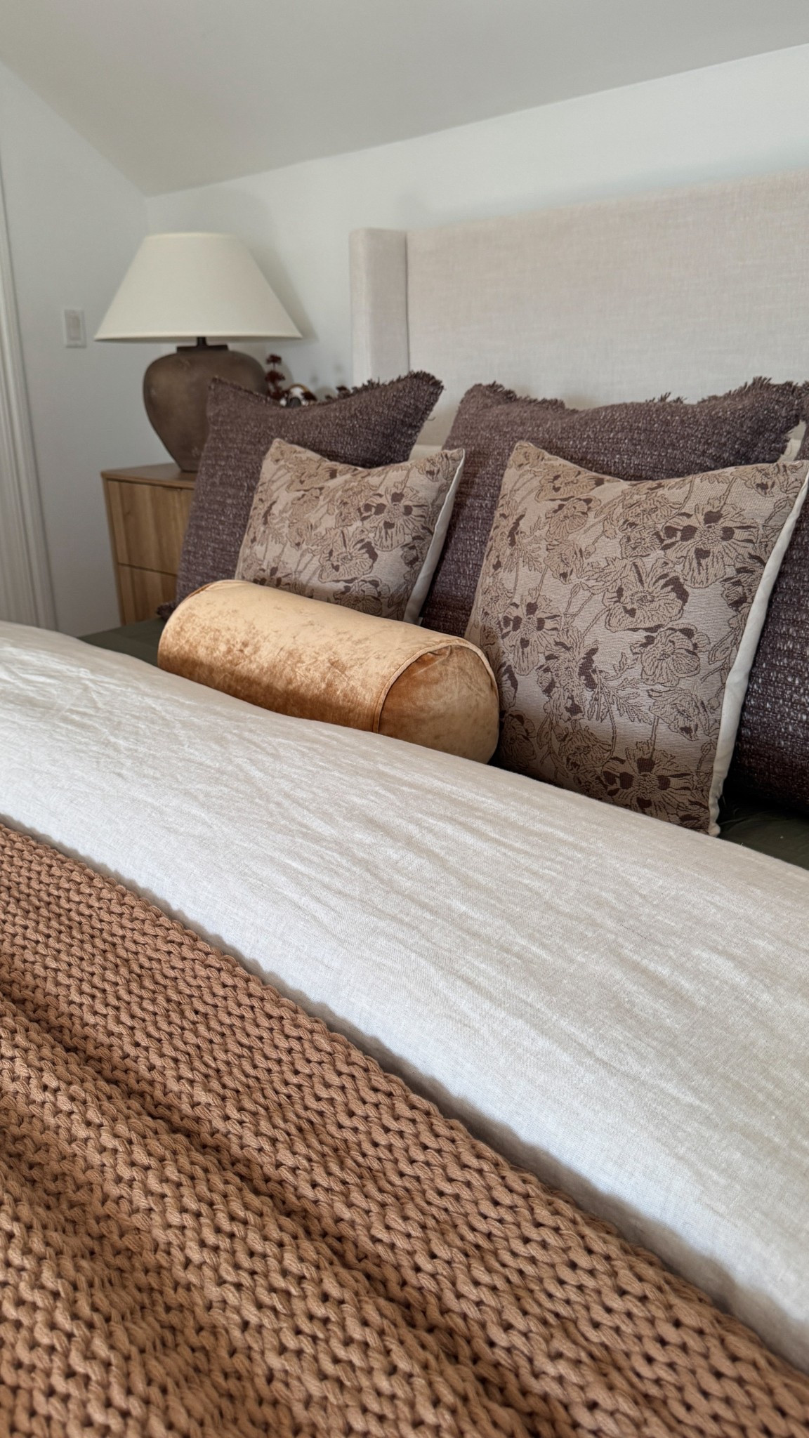 Sneak peek at my latest bedding refresh 🤎
I’m completely obsessed with how cozy and elevated this setup feels — and you won’t believe the price on these pieces! 👀
Linked everything so you can recreate the look!
#CozyHome #BeddingInspo #DesignerLookForLess #HomeFavorites


#LTKSaleAlert #LTKHome #LTKSeasonal