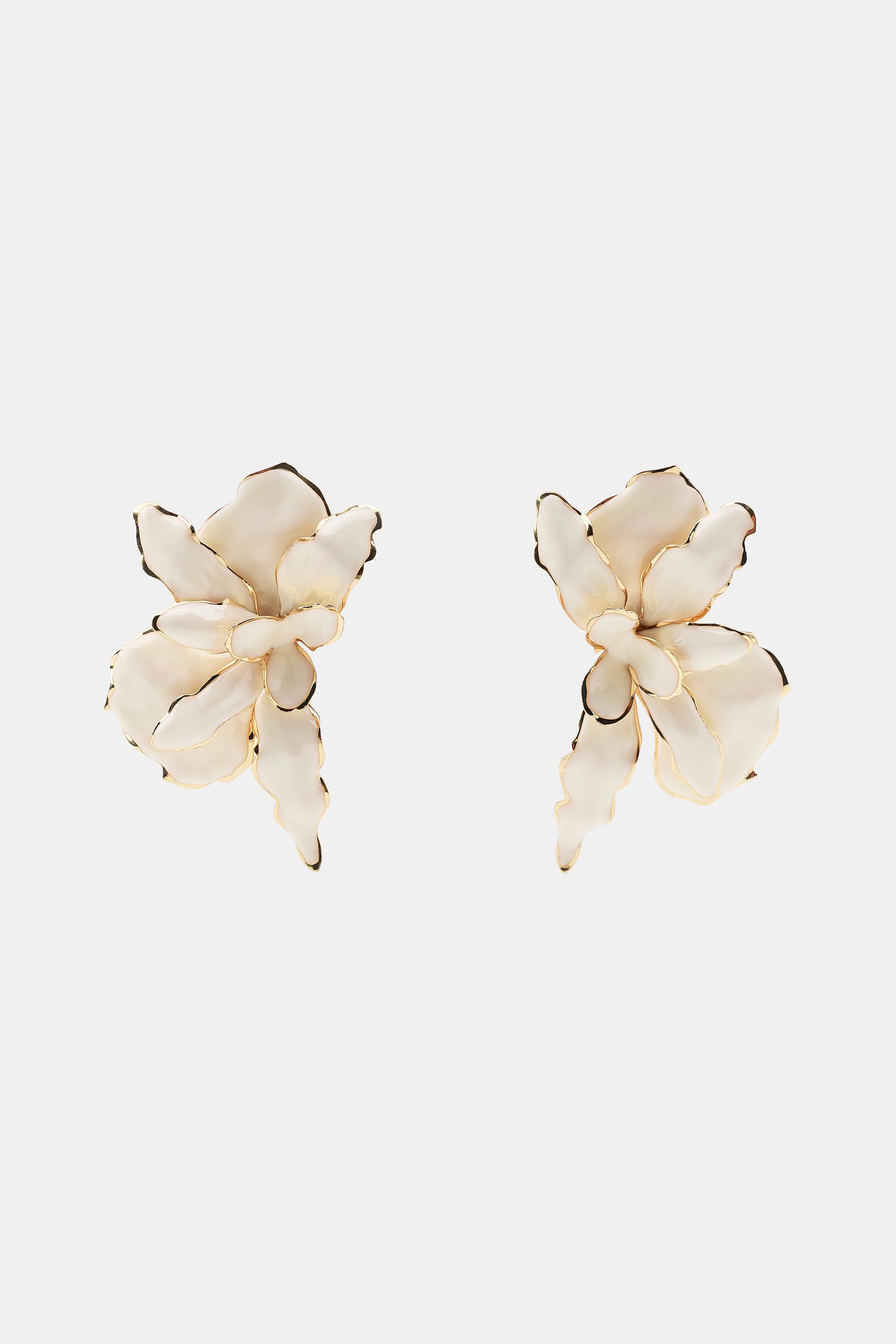 EMBOSSED FLOWER EARRINGS | Zara US