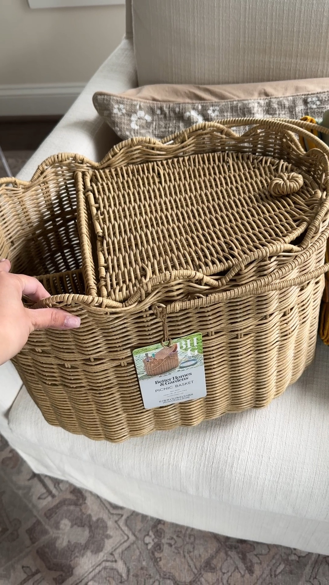 This picnic basket and blanket are ADORABLE! Had to get them 💛