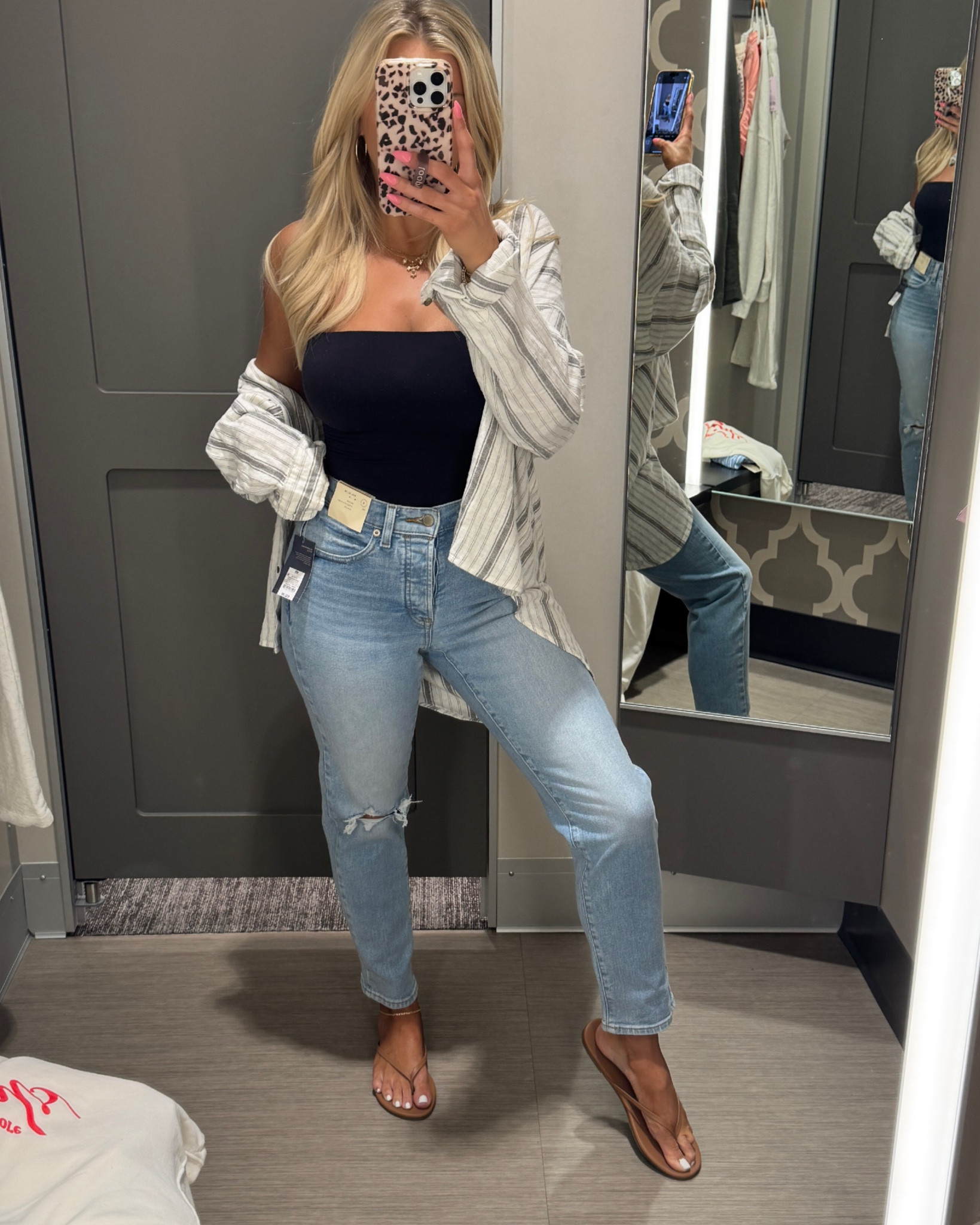 These target jeans are so good! I’m wearing a size 4 but they’re just a little tight so going to get a size 6, I love the fit and style perfect casual summer outfit 