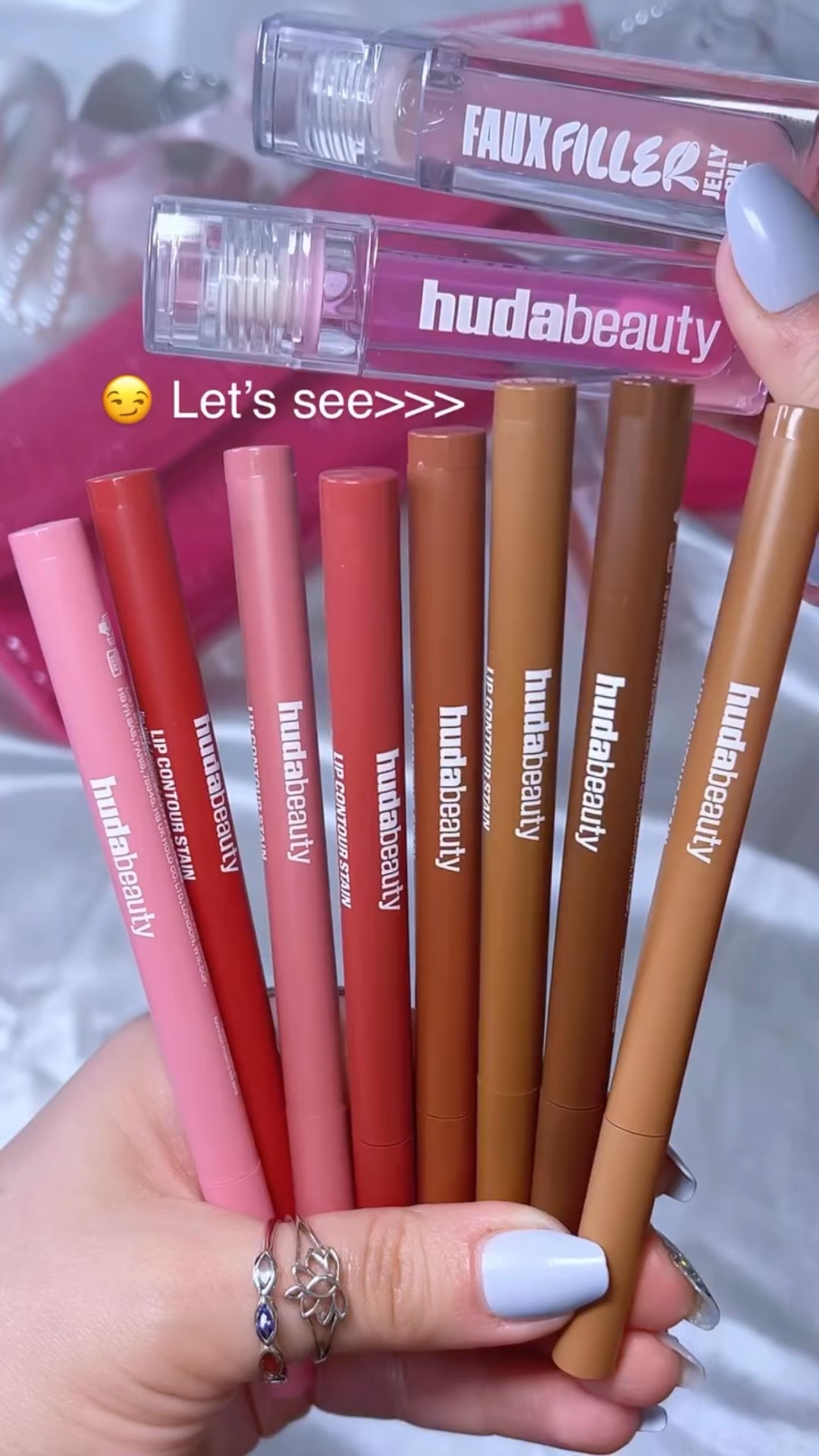 Huda!! What in the science?! That staying power!! The No transfer on the lip oil got me!! Lip stain contour pen 🖊️!! Yes please!!! 🤌👄✨

@hudabeauty lip contour stain + Faux Filler jelly Lip Oil

🌸 Swatches of all 8 lip contour stains:
Rosewood
Baby pink
Cherry Red
Cinnamon 
Soft Nude 
Toasty Brown 
Warm Brown 
Rich Brown

#makeup#makeuphack #makeuphacks #makeupvideos #lipstain #lipgloss #glossylips #lipcombo #lipoil #lipstick #asmr #contentcreator #creativemakeup #beauty #makeupvideos #explorepage #reels #trending #ugc #photography #fashion