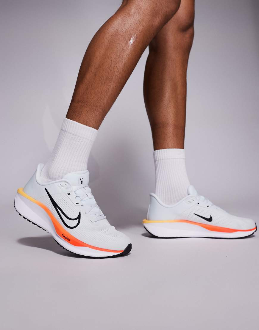 Nike Running – Quest 6 – Turnschuhe in Wollweiß und Neon-Orange | ASOS (Global)