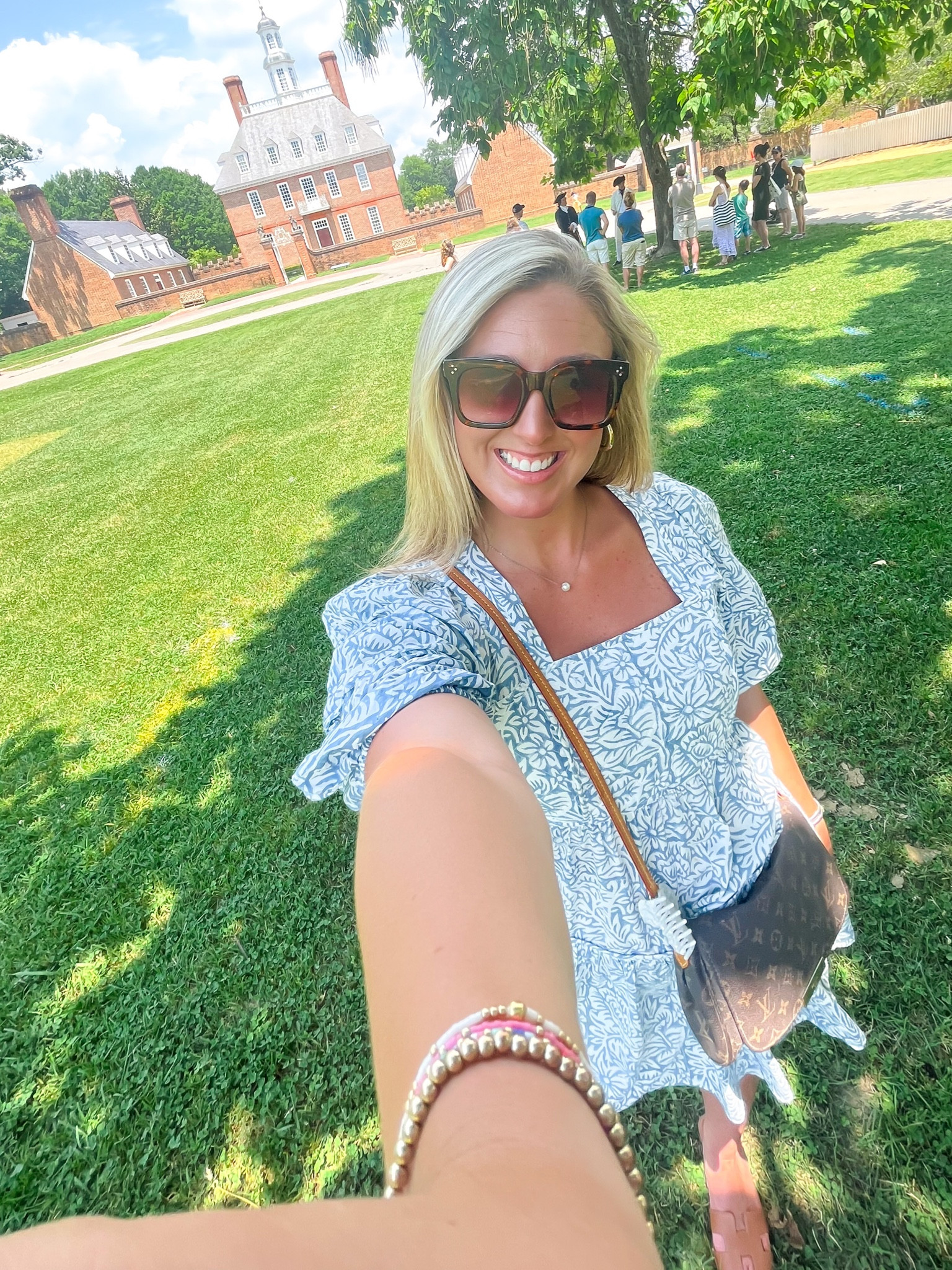 my favorite dress EVER!! so flattering, comfy, & perfect for summer! linked similar prints below! 

summer ootd / summer dress / blue & white dress / puff sleeve / mini dress / Anna Cate dress / Harper dress / Hermes sandals / gold hoops

#LTKstyletip #LTKSeasonal #LTKtravel