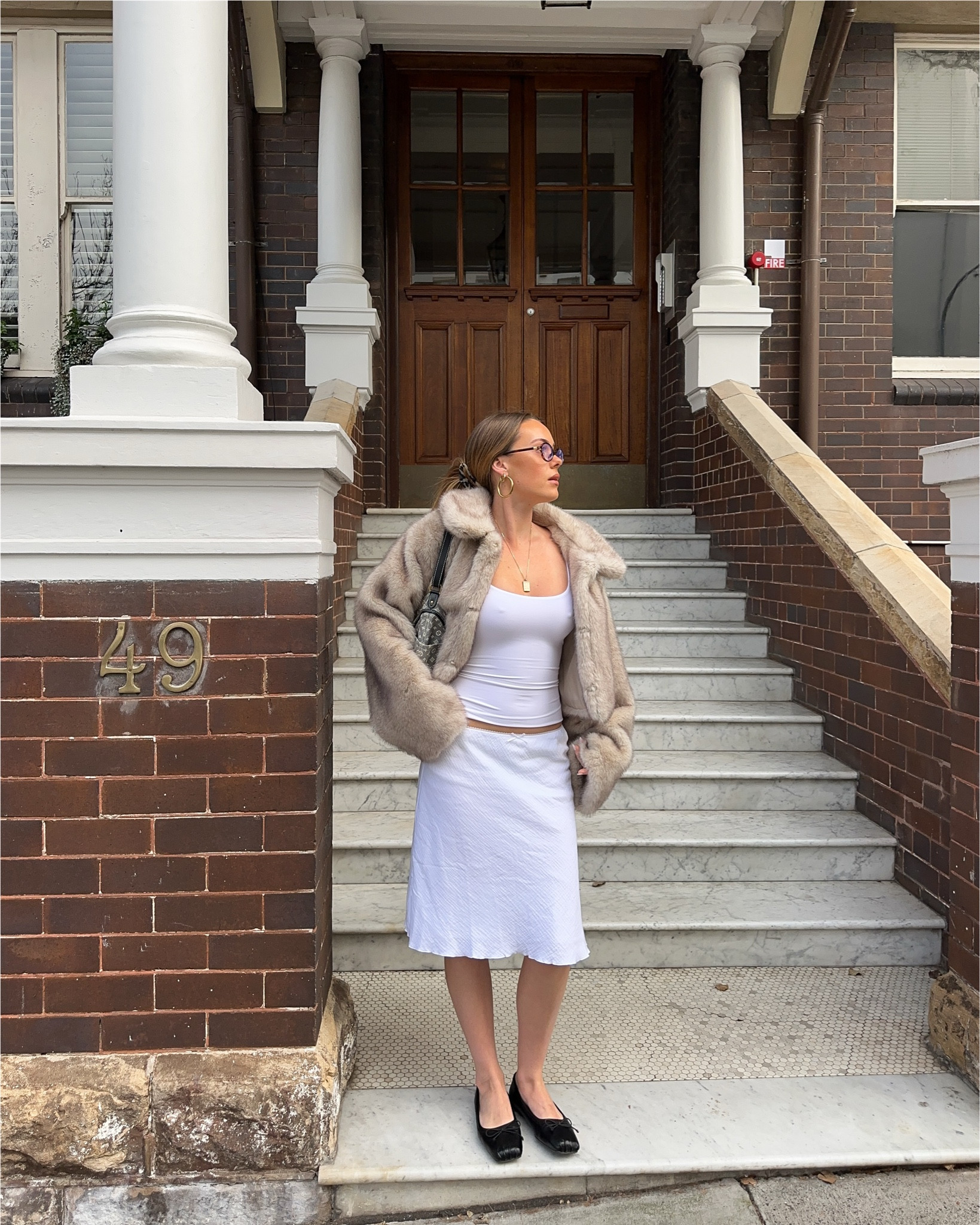 White tank is from Kookai, glasses are @myvintagepleasure & bag is vintage LV 🤍 