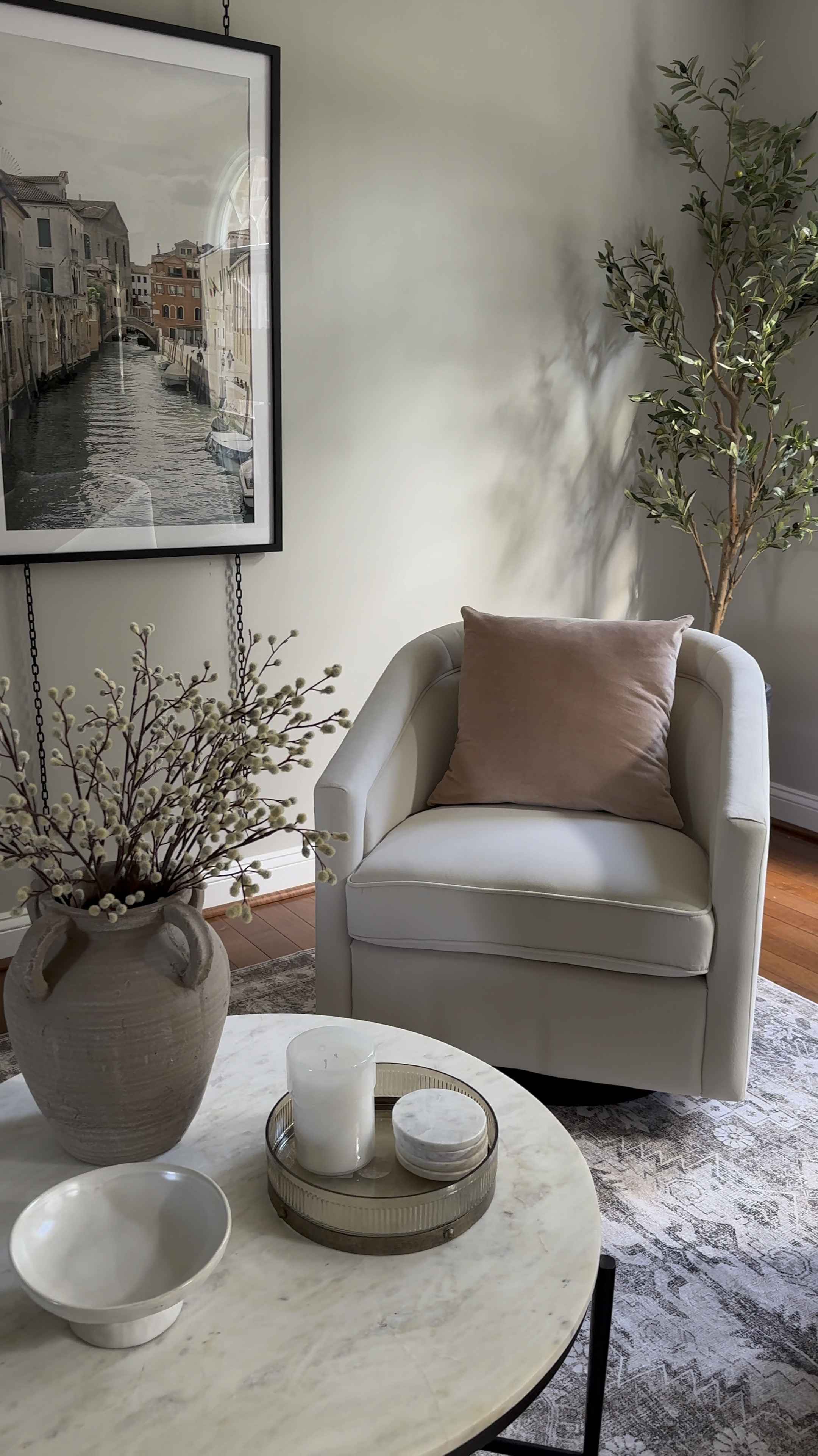 Home decor living room design interior styling club swivel chair large art

#LTKStyleTip #LTKHome #LTKSeasonal